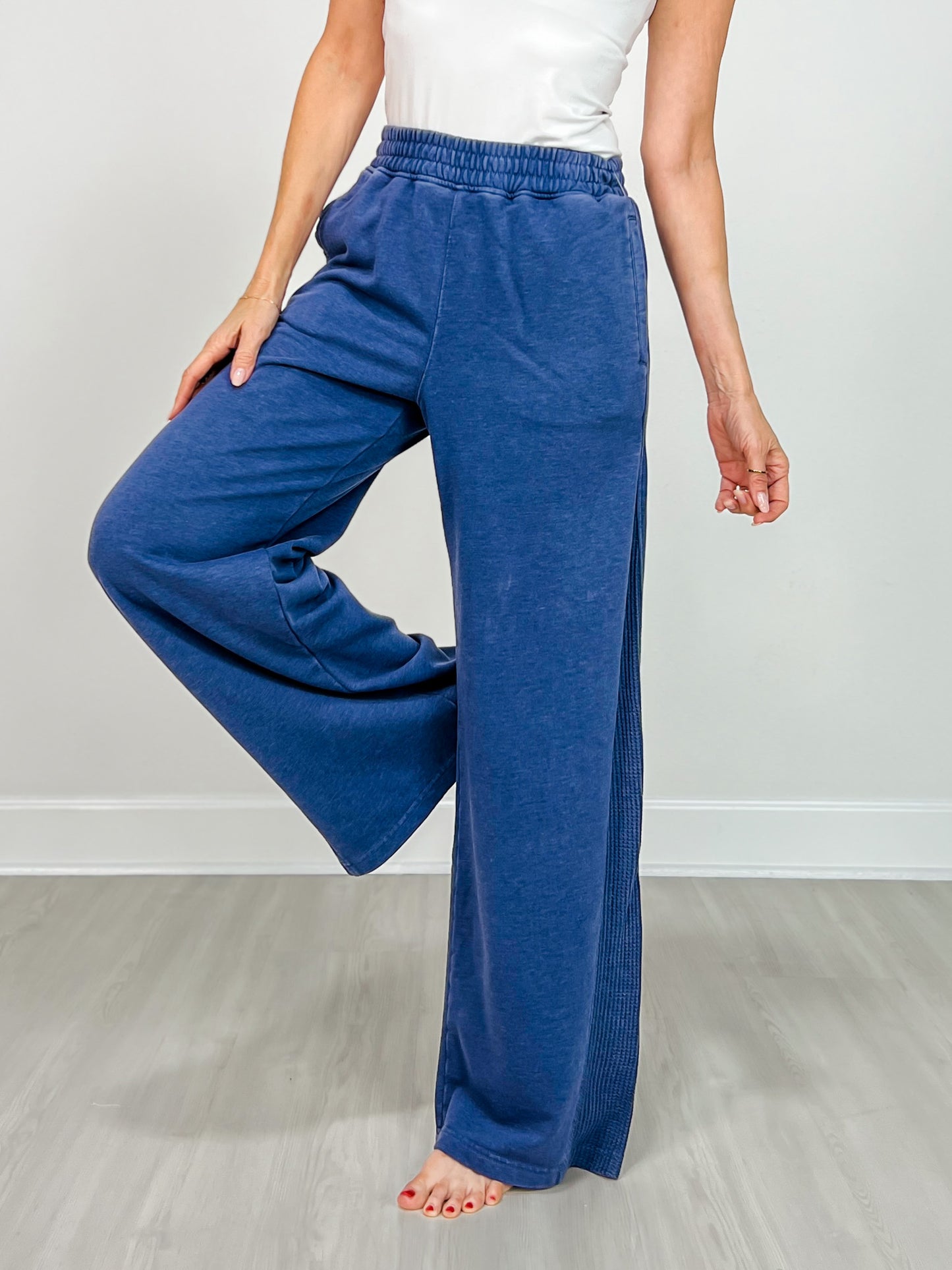 Mineral Washed Wide Leg Pant with Pockets in Navy