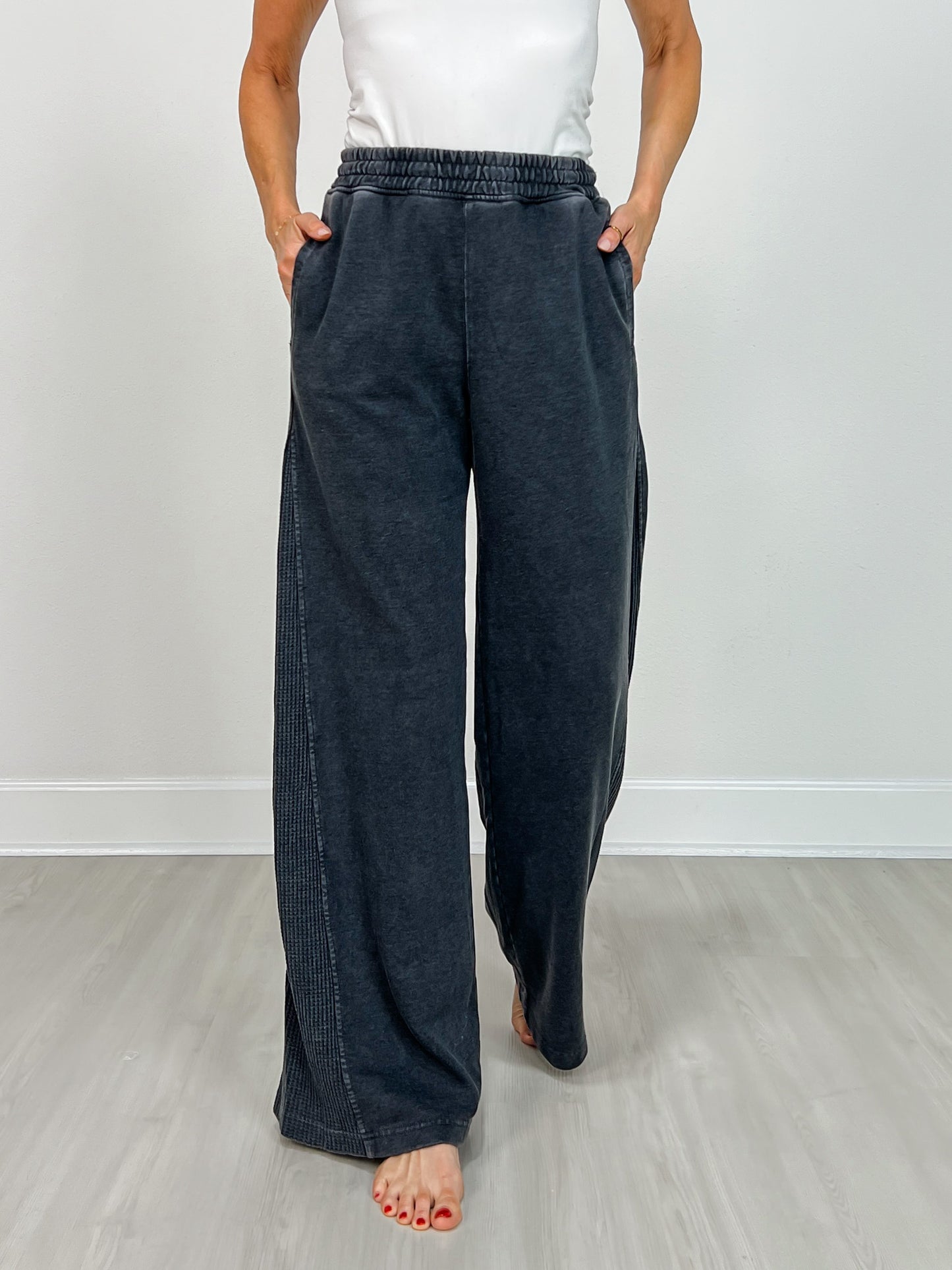 Mineral Washed Wide Leg Pant with Pockets in Black