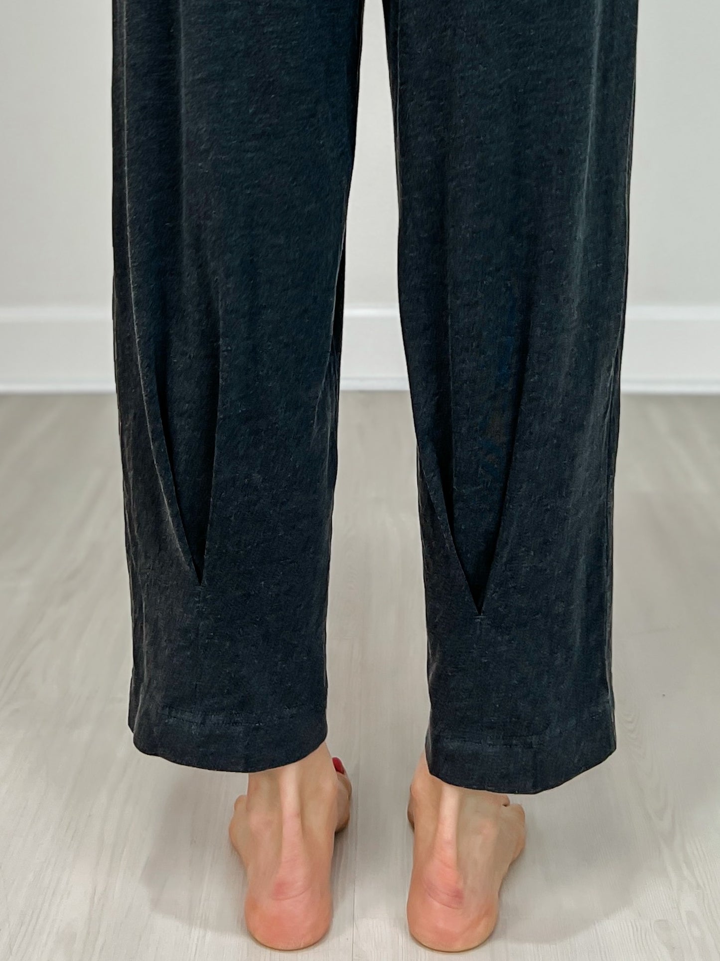 Mineral Washed Pleated Cocoon Pant in Black