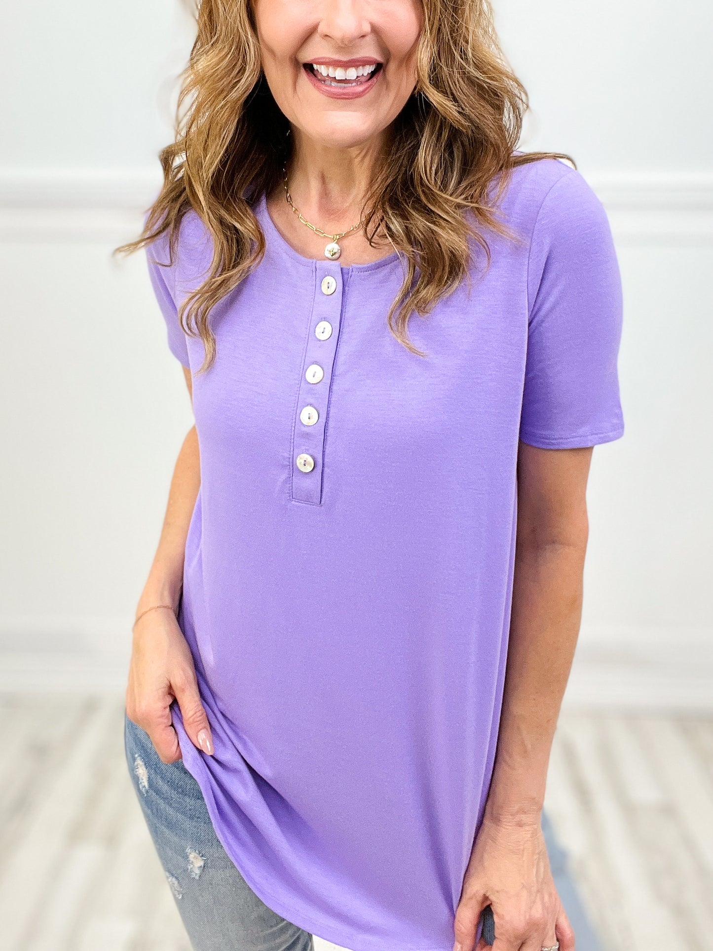 DOOR BUSTER! Short Sleeve Dolphin Hem Shell Button Top - B