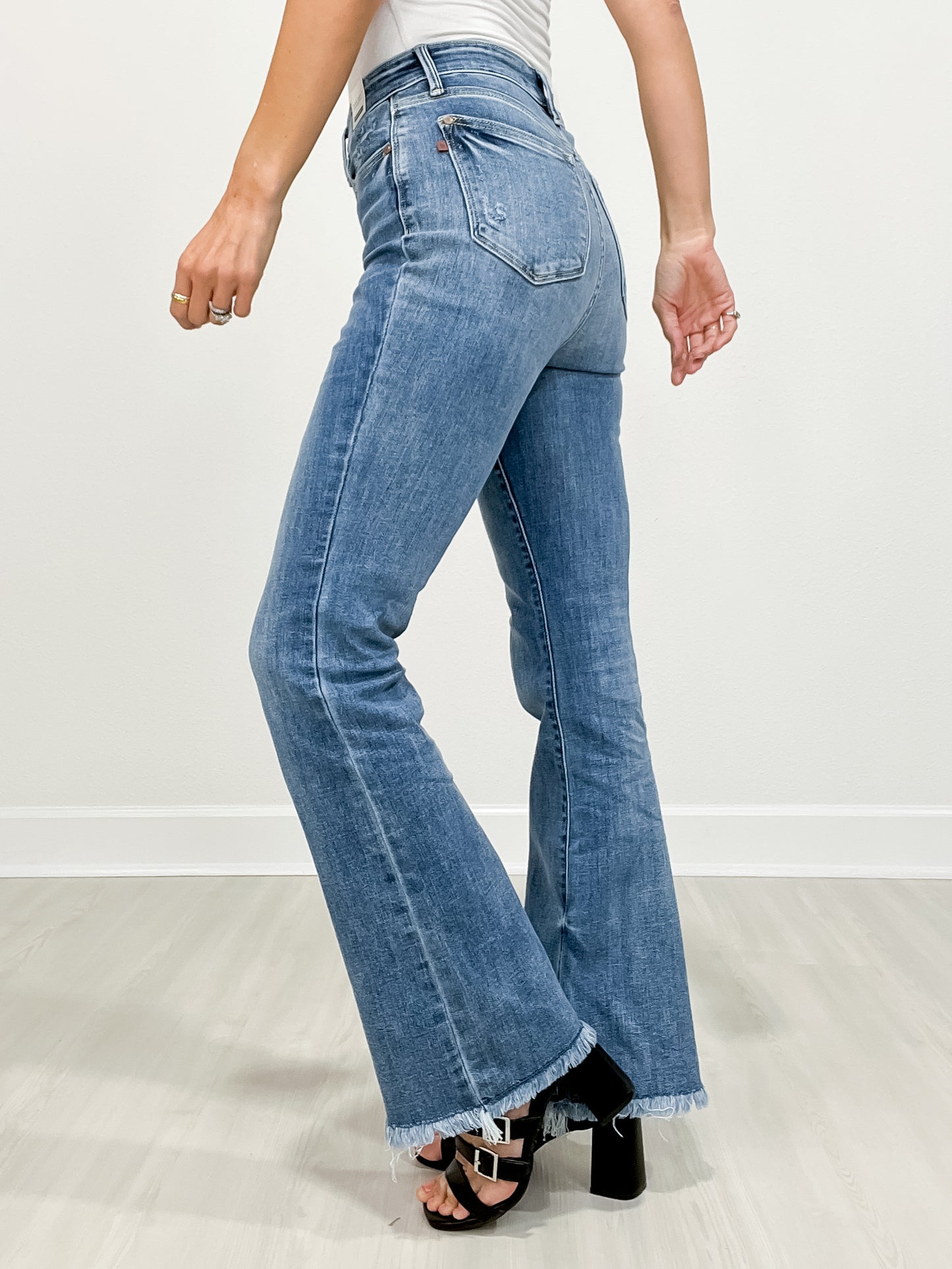 Judy Blue YOU SPIN ME Hi-Rise Bootcut with Frayed Hem Jeans