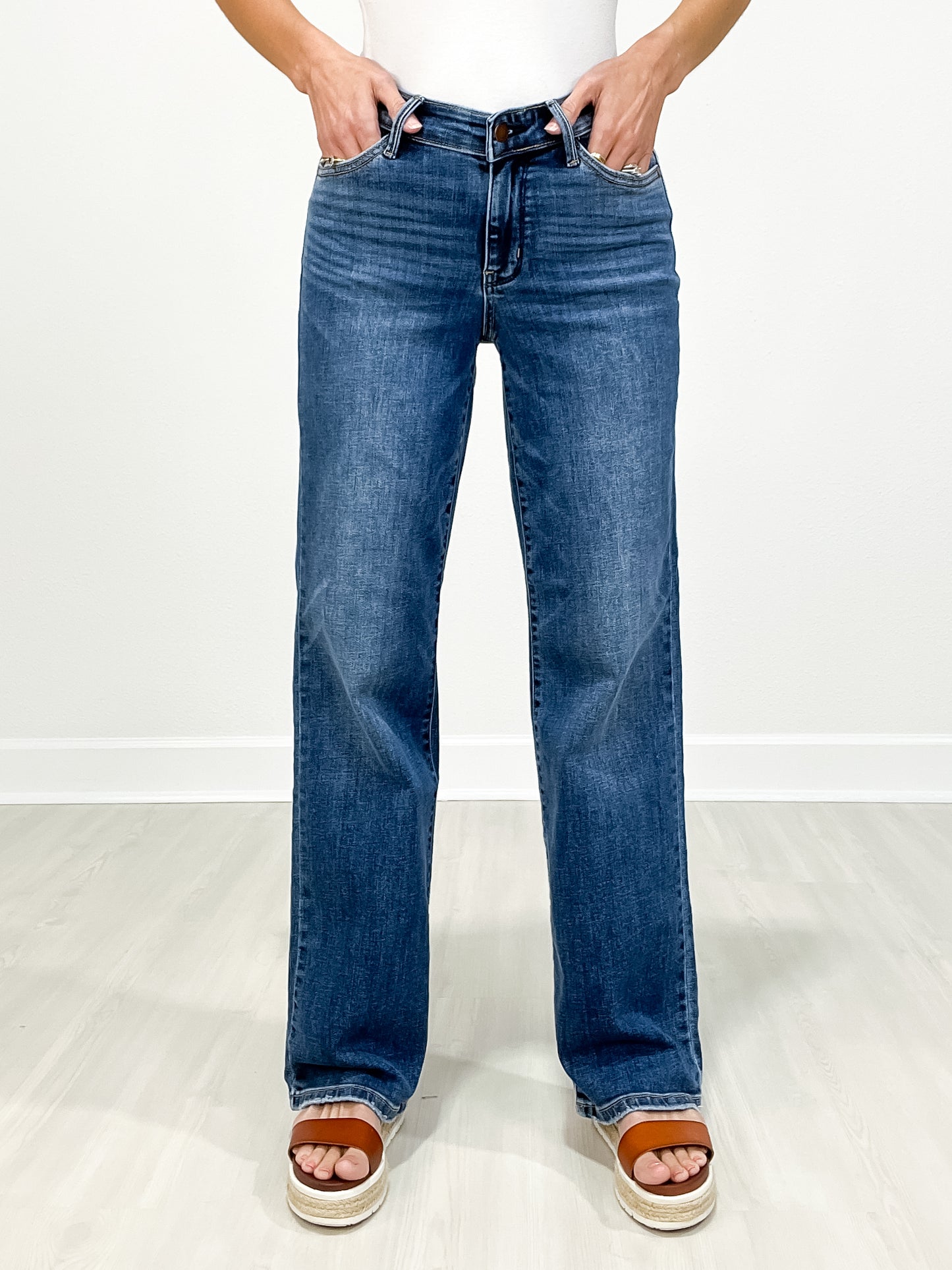 Judy Blue SUPERFICIAL Hi-Rise V-Front Waist Band Vintage Wash Straight Fit Jeans