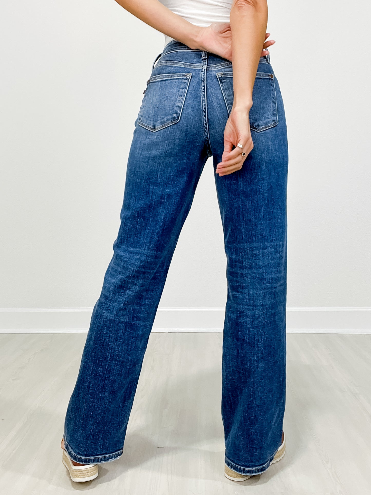 Judy Blue SUPERFICIAL Hi-Rise V-Front Waist Band Vintage Wash Straight Fit Jeans