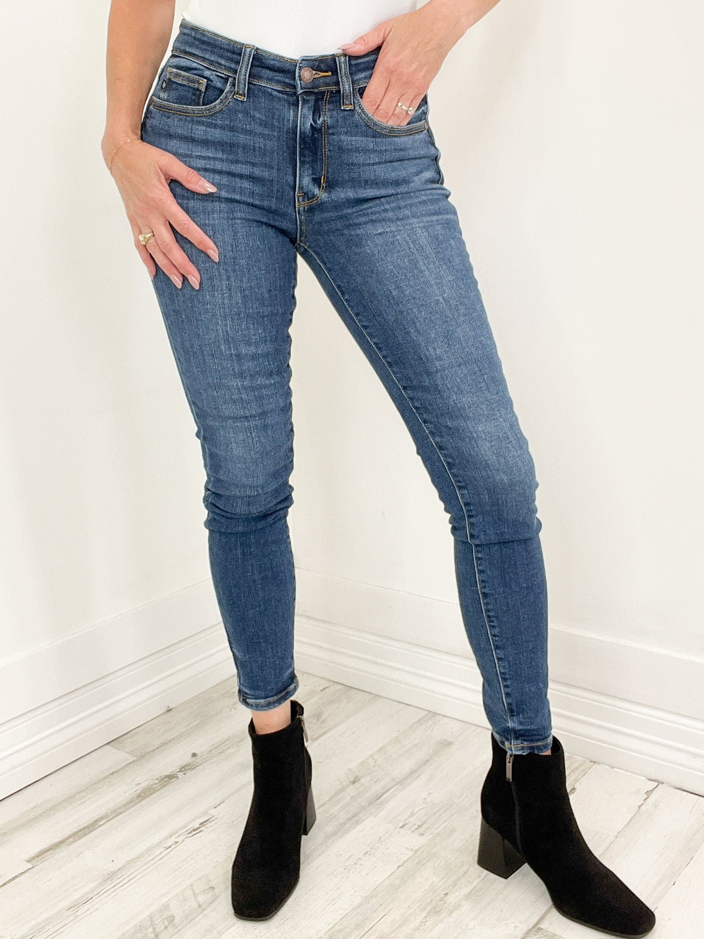 Judy Blue "Bethany" Mid-Rise Skinny Jean