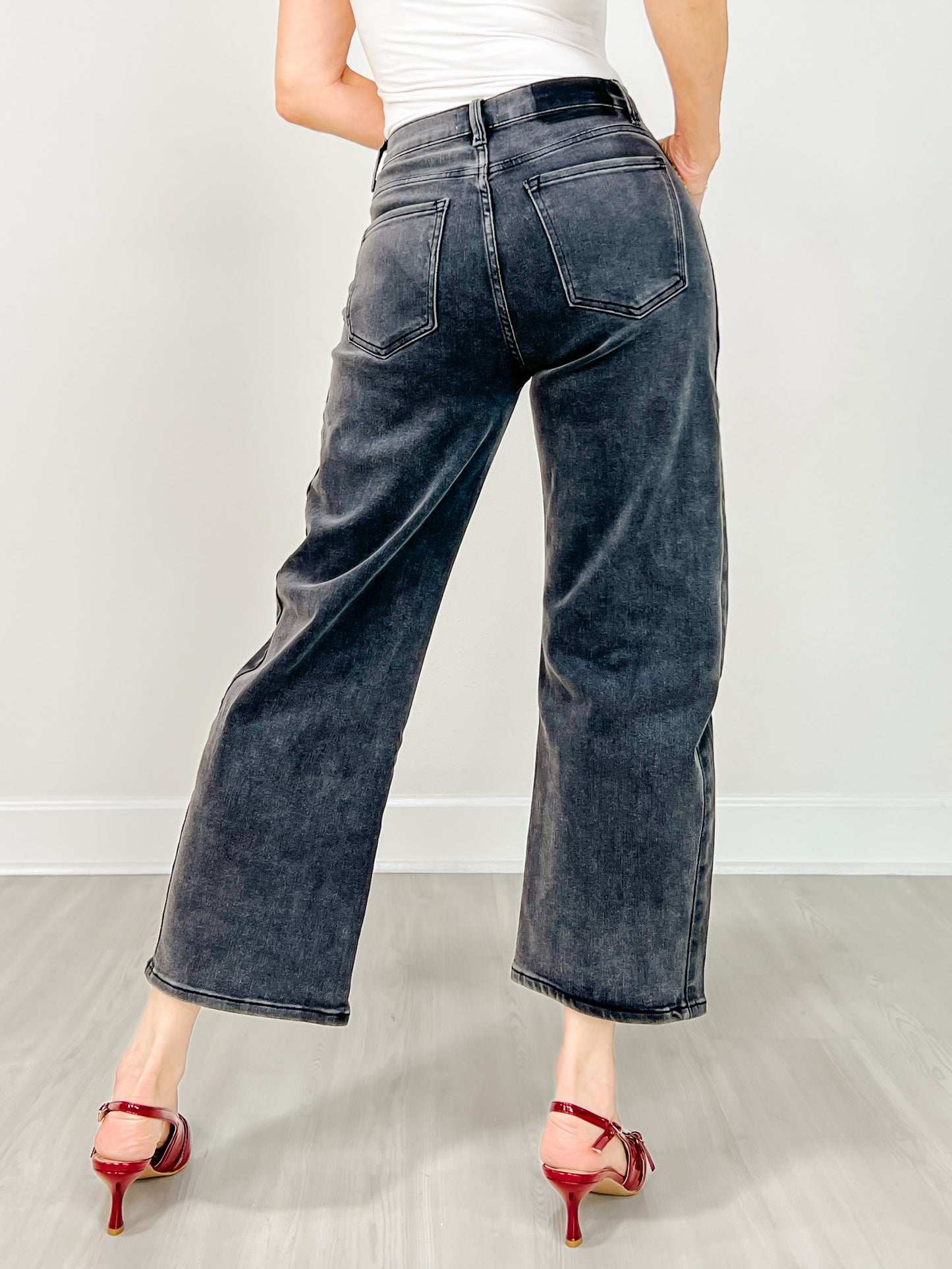 Two Tone Side Panel Stretch Barrel Cropped Jeans in Black