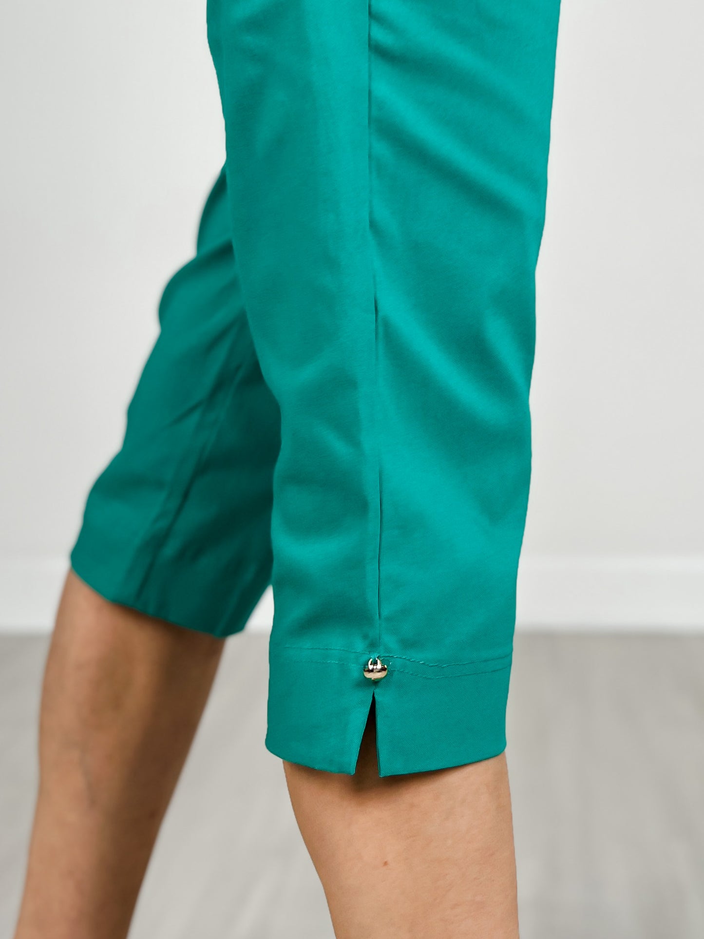 Flat Front with Elastic Waistband Capri Pants in Emerald