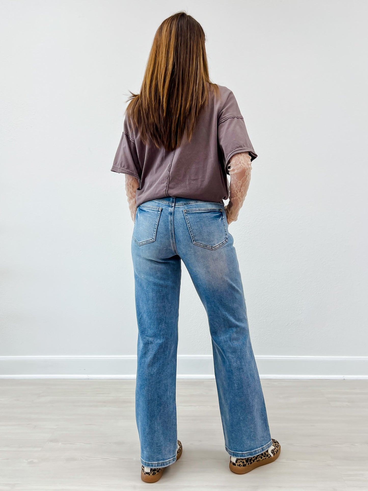 Judy Blue OASIS Mid-Rise 90's Straight Rigid Magic Distressed Jeans