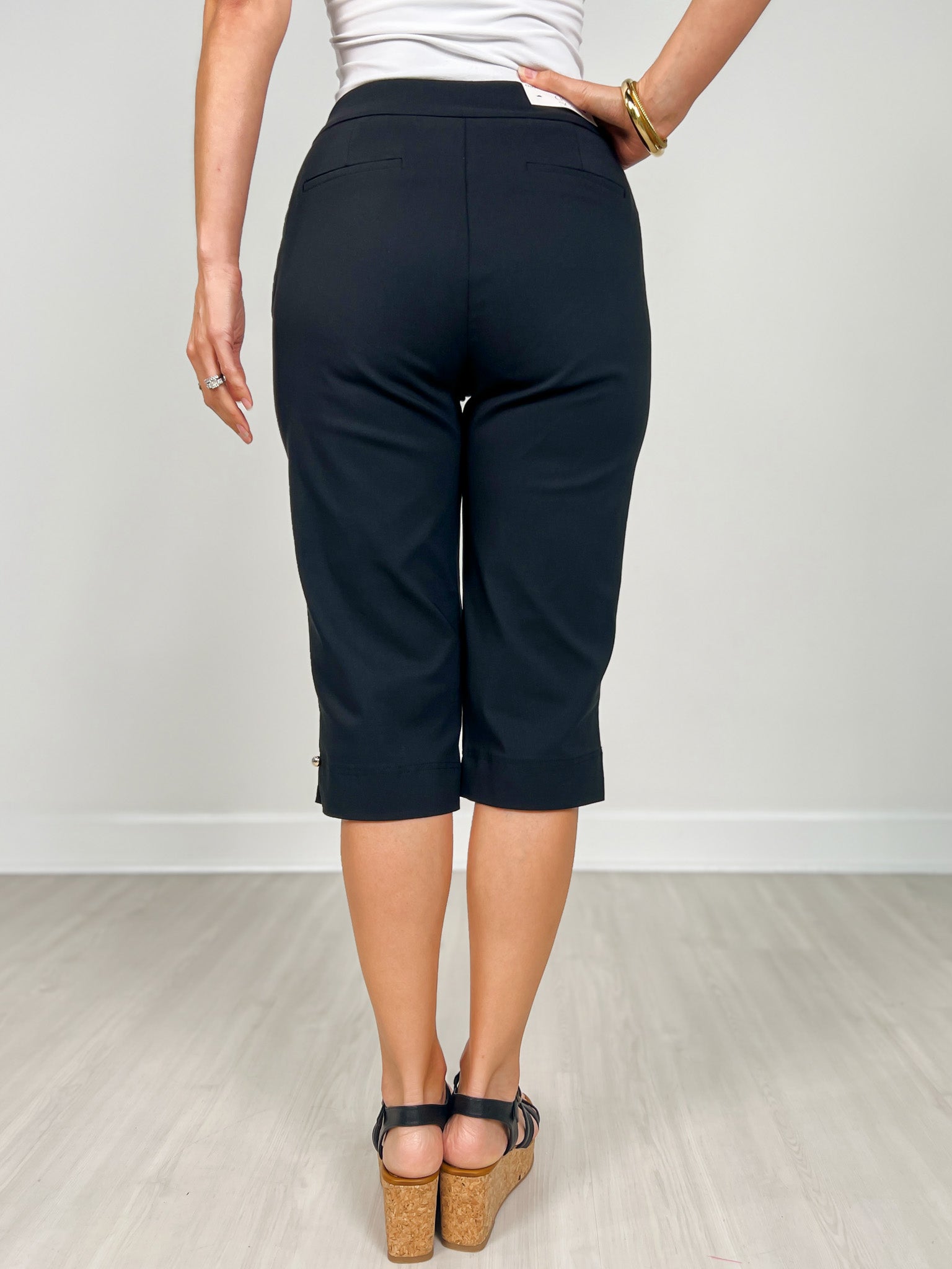 Flat Front with Elastic Waistband Capri Pants in Black