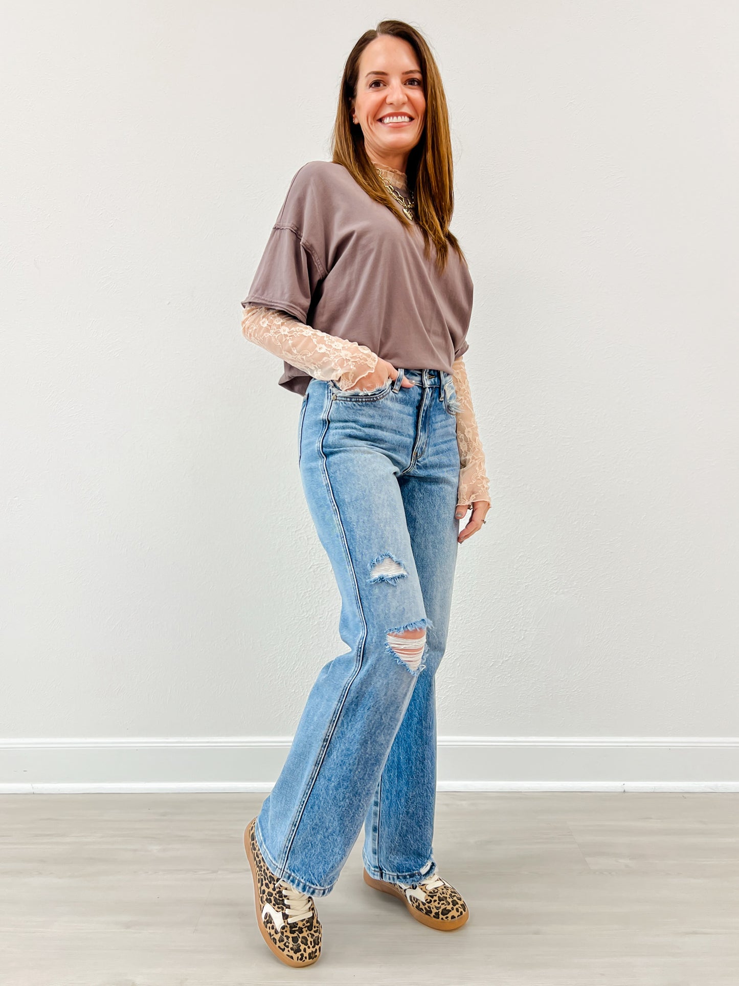 Judy Blue OASIS Mid-Rise 90's Straight Rigid Magic Distressed Jeans