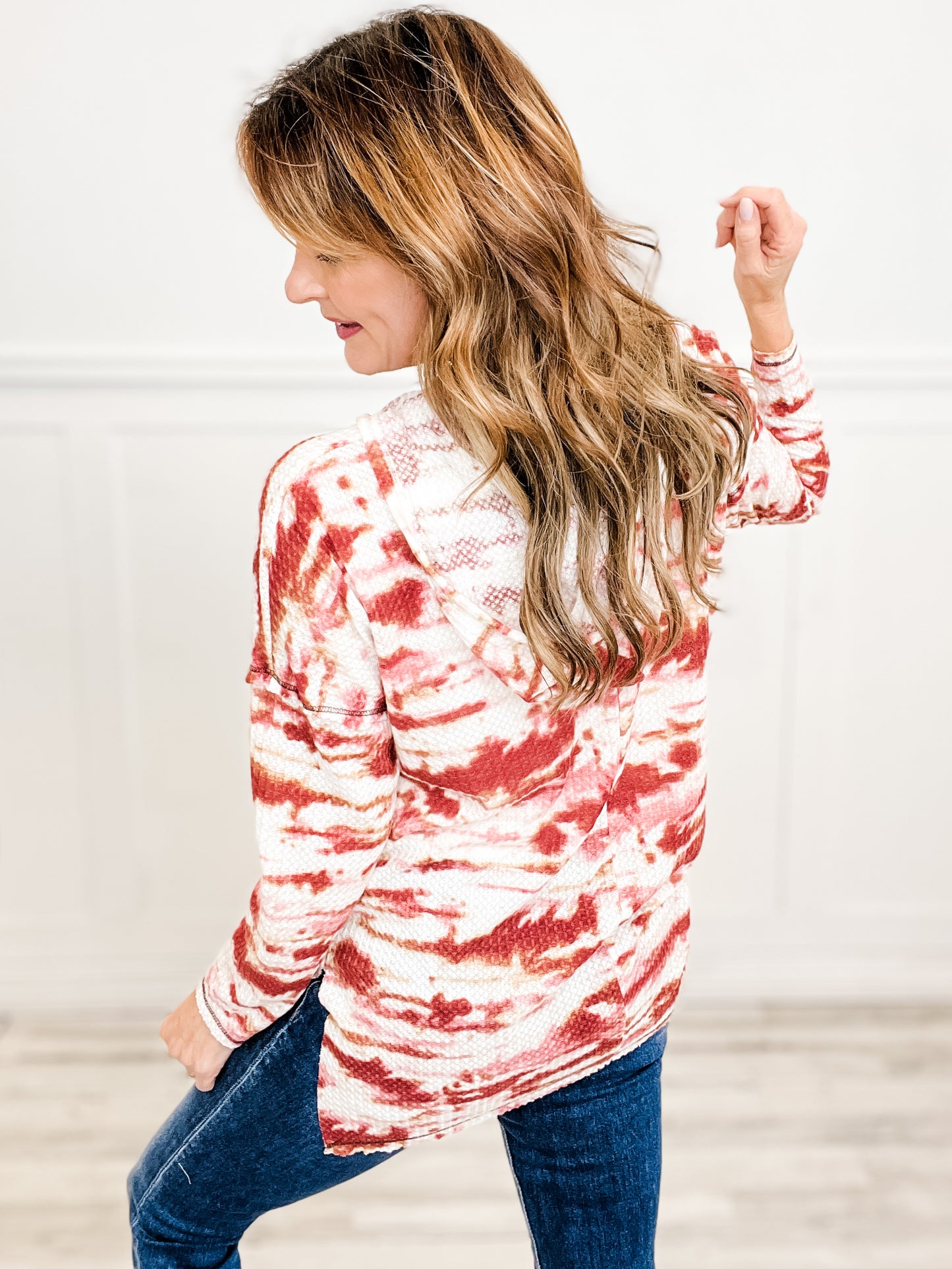 TIE DYE PRINT THERMAL WAFFLE TOP WITH SIDE SLITS