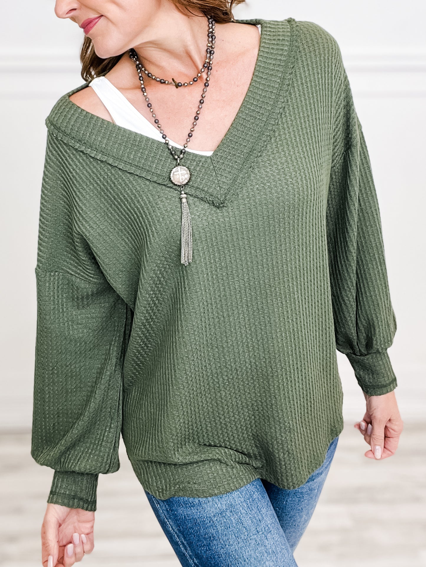 THERMAL WAFFLE V-NECK TOP WITH PUFF SLEEVES