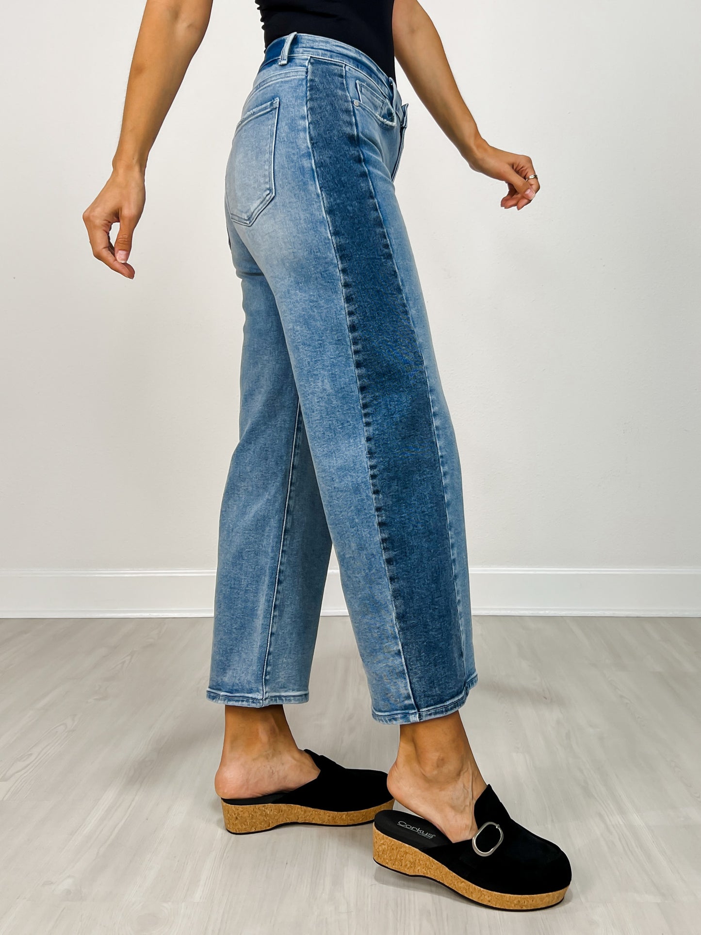 Two Tone Side Panel Stretch Barrel Cropped Jeans in Black