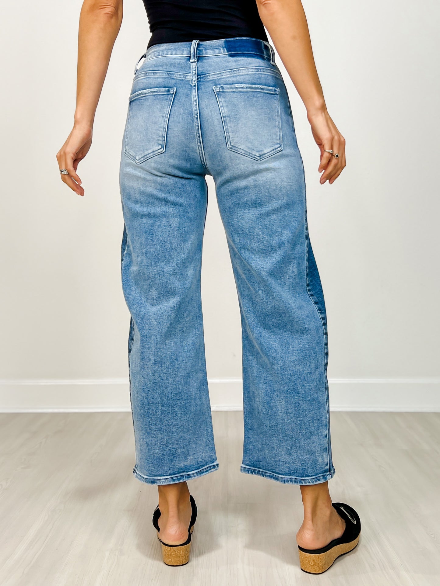 Two Tone Side Panel Stretch Barrel Cropped Jeans in Black