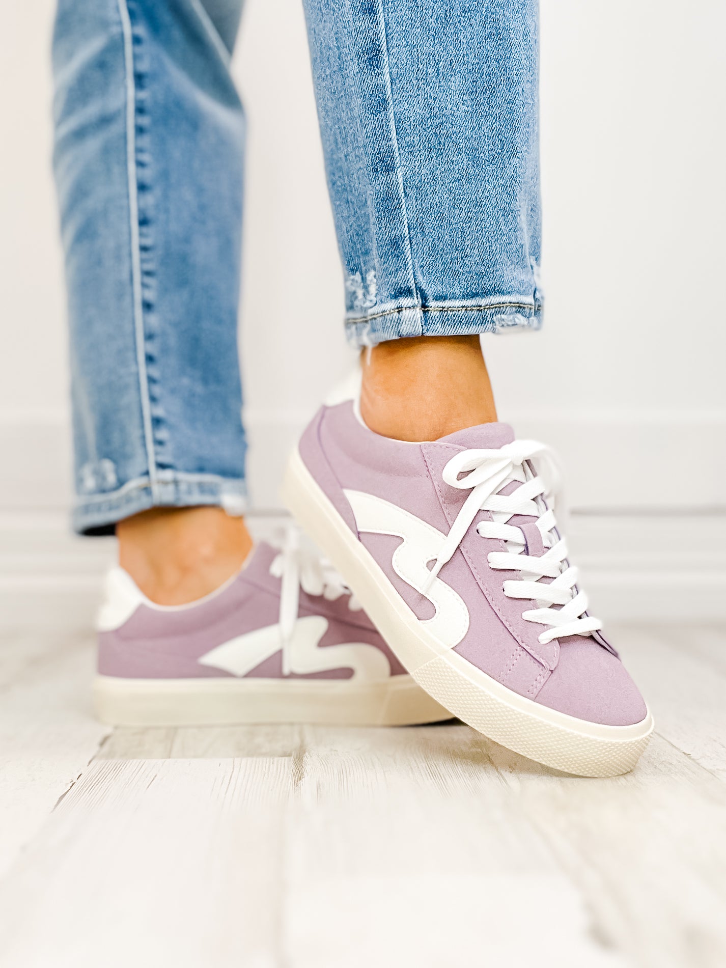 Purple and black tennis shoes online