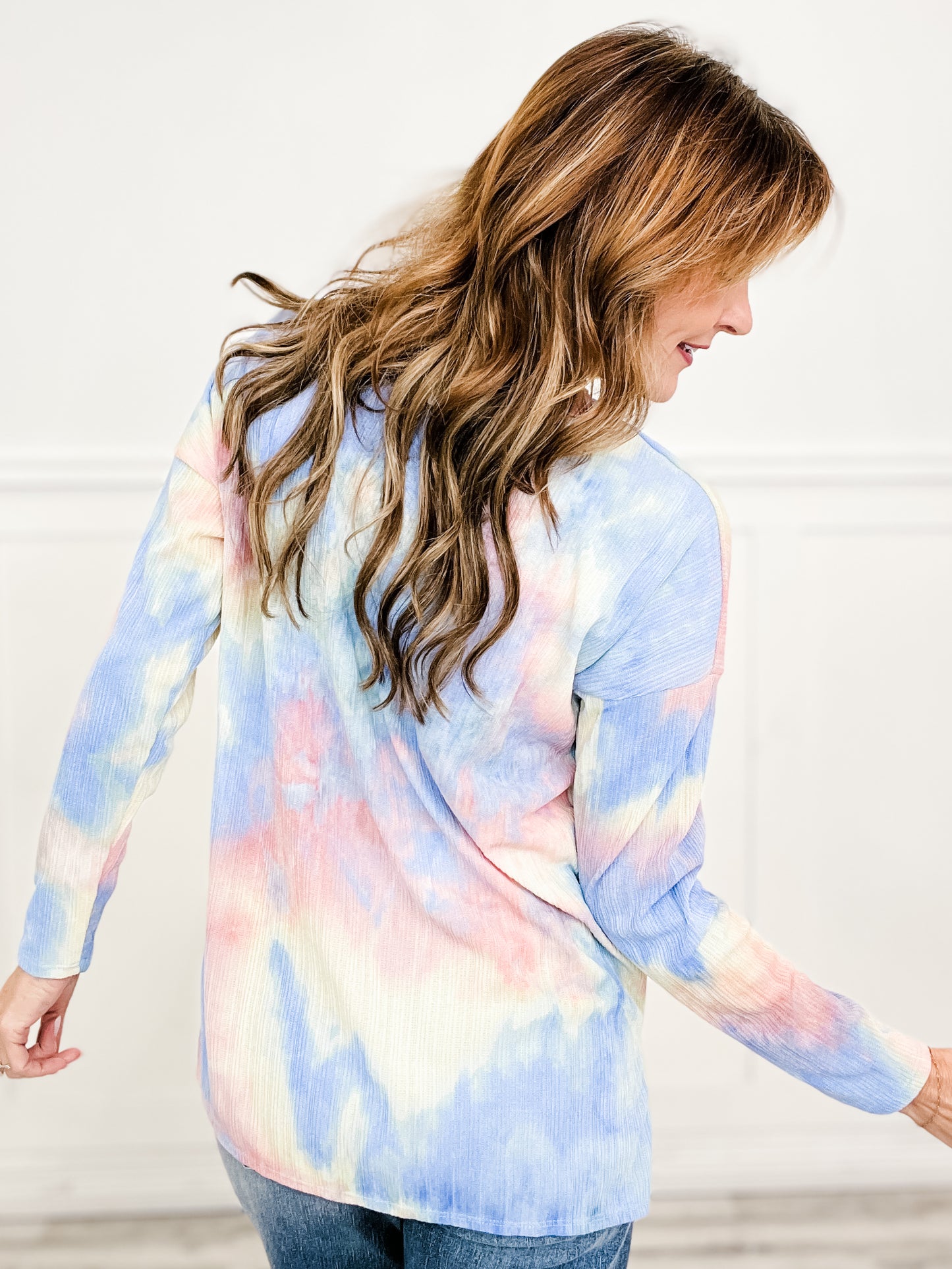 Tie Dye Textured Knit Top with V-Neckline and Front Pocket