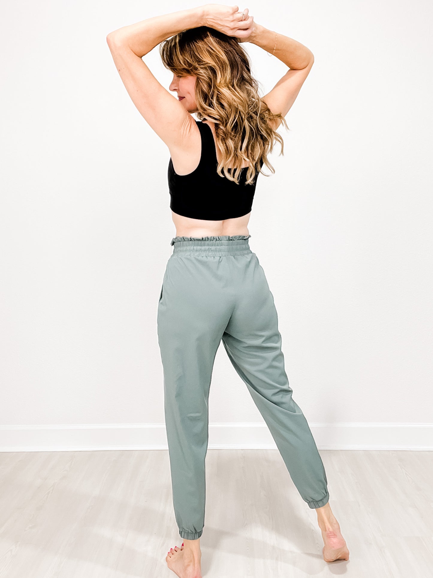 Manhattan Square Neck Sports Bra with Cuffed High-Waist Joggers Set