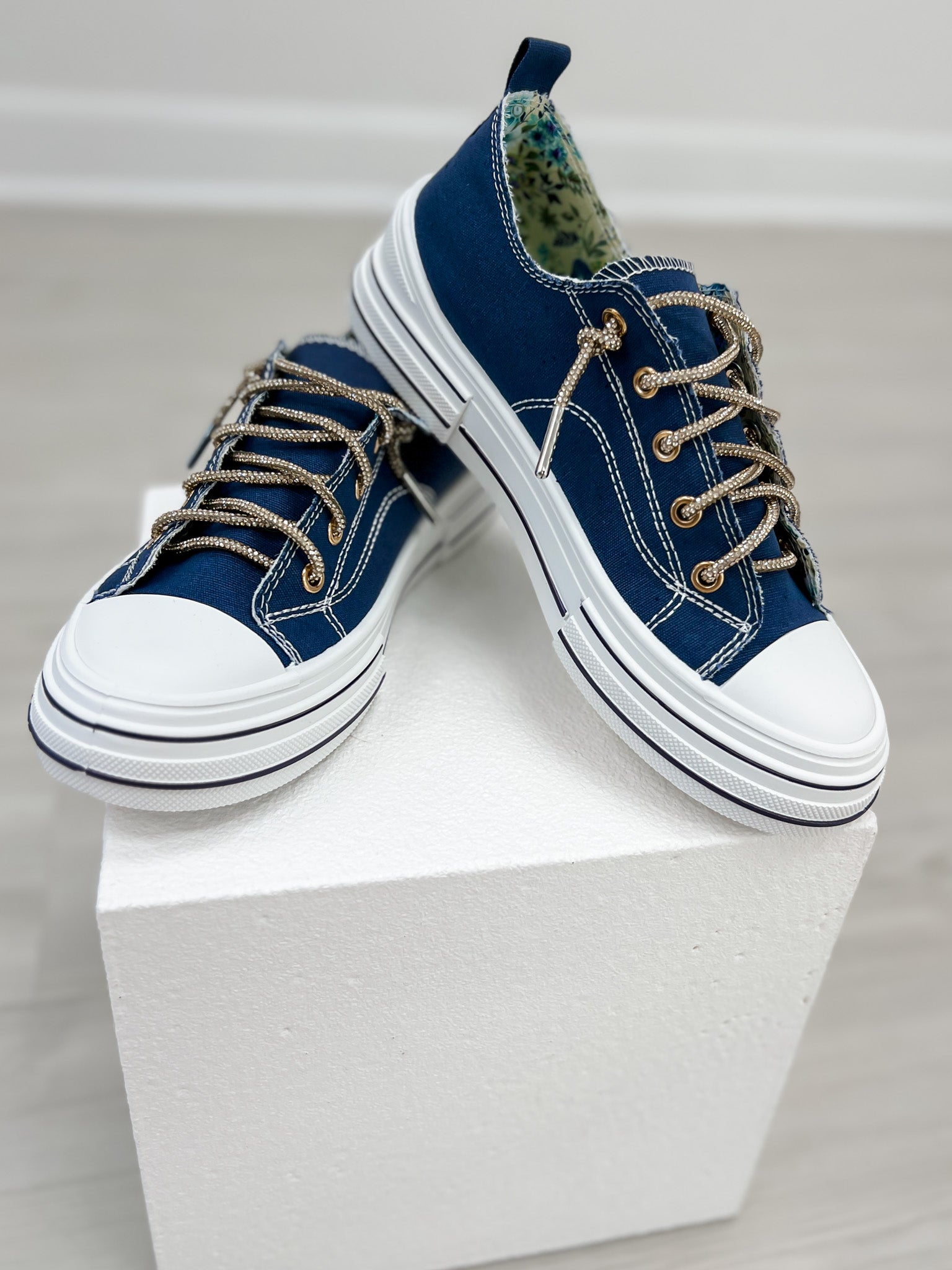 Very G Aman Gold Sneakers in NAVY