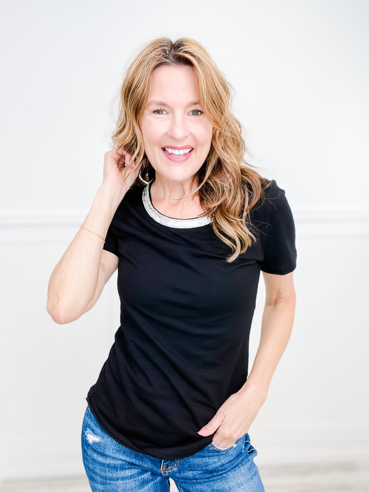 ROUND NECK SHORT SLEEVE KNIT TOP WITH RHINESTONE AND STUD NECKLINE