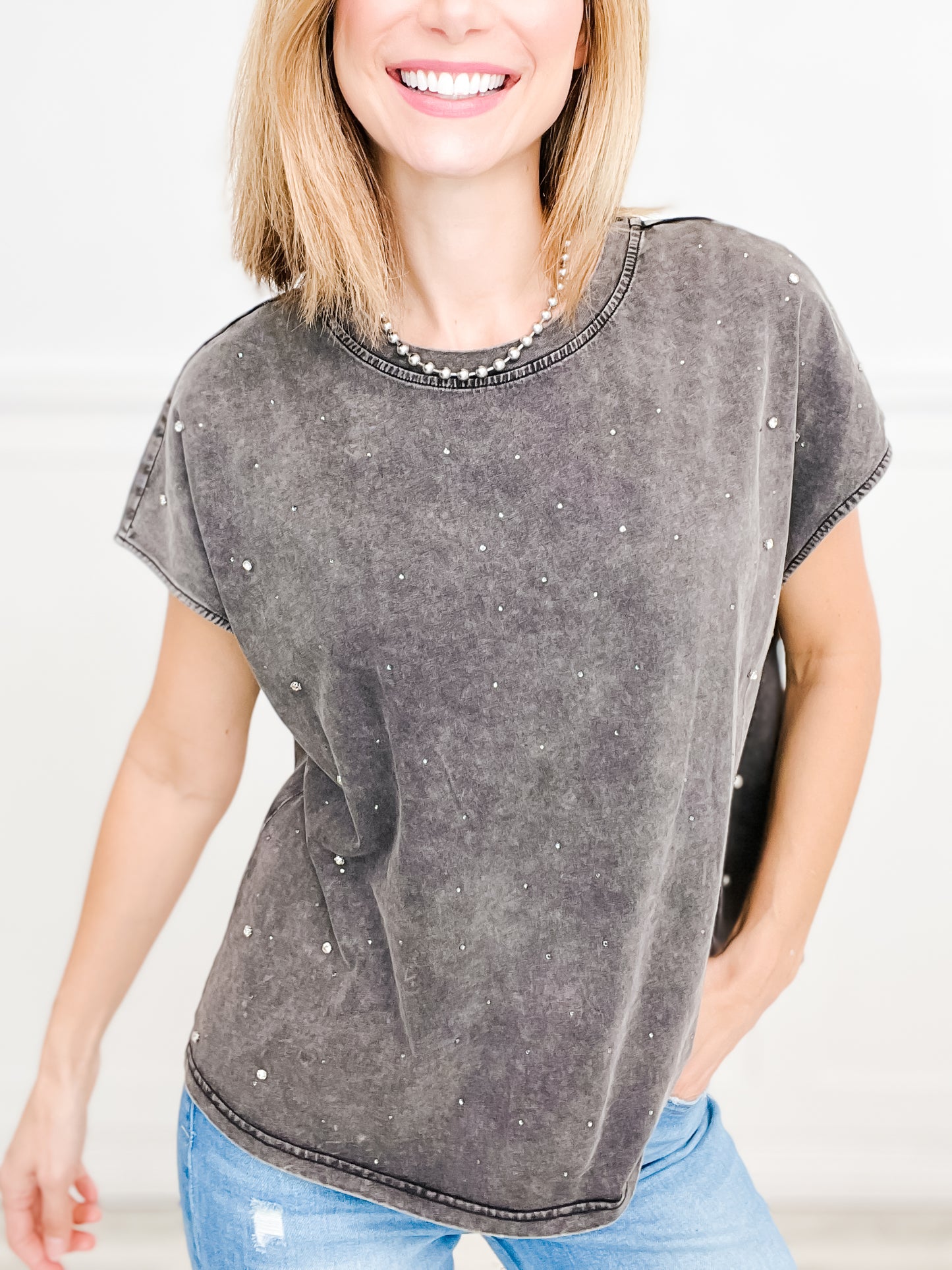 CREW NECK SHORT SLEEVE DYED KNIT TOP WITH RHINESTONES