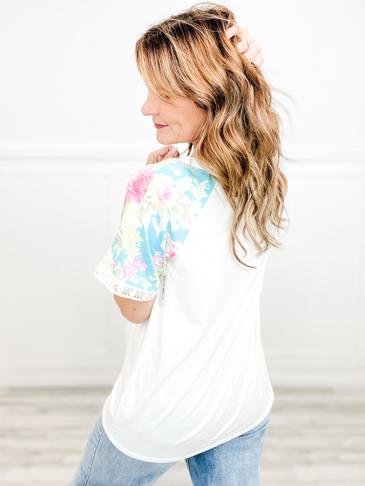 FLORAL FT W LACE DETAIL ROUND NECK TOP