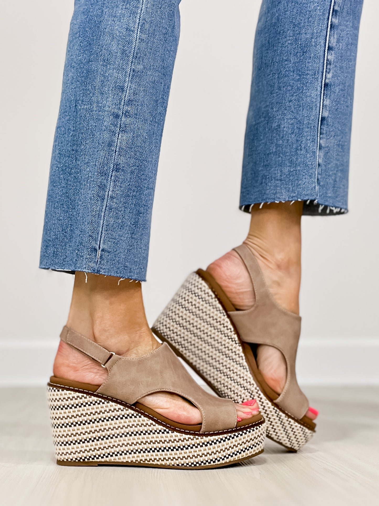 Corkys Freddie Wedges in Camel