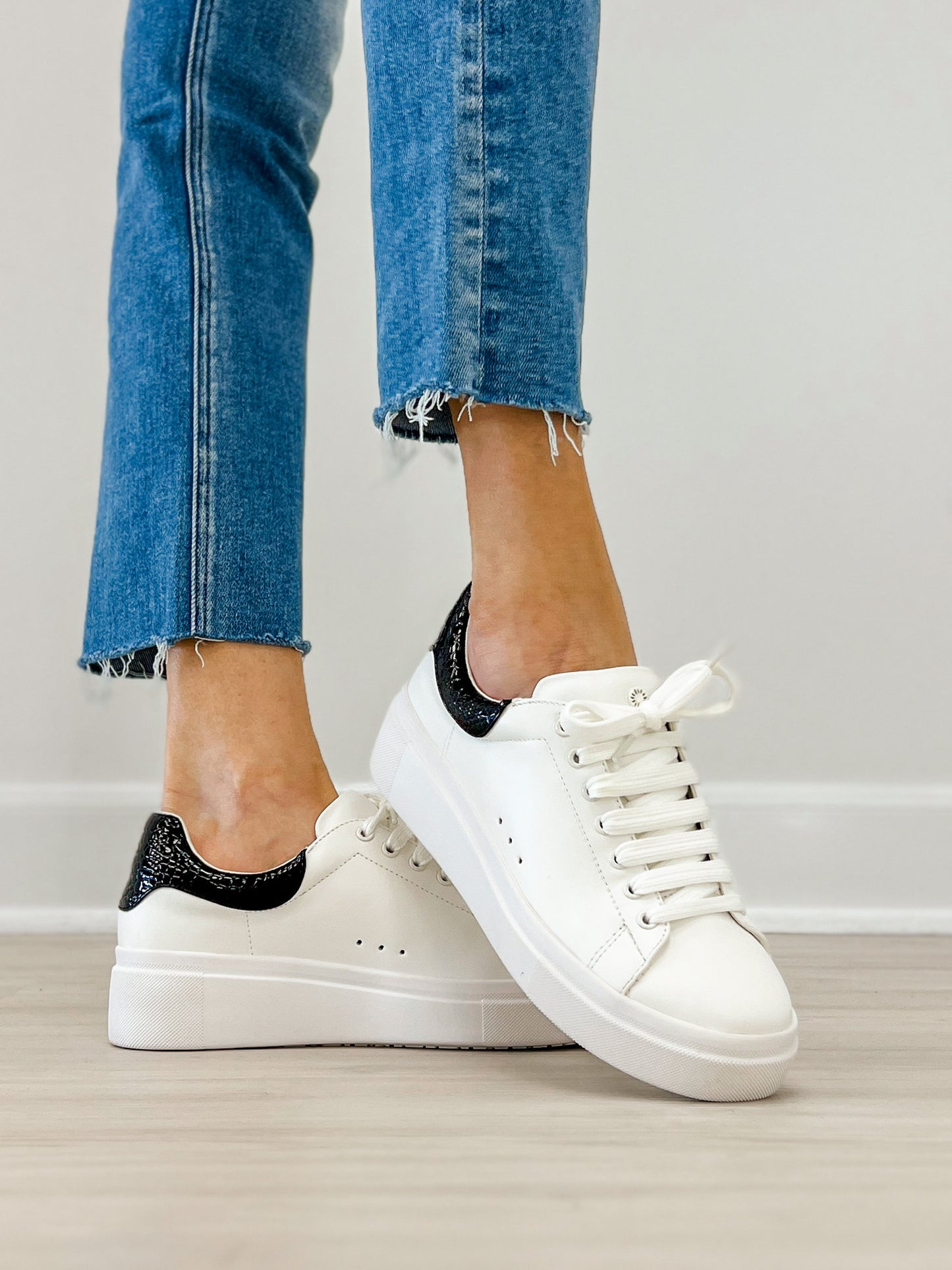 Yellowbox Evodia Sneakers in Black