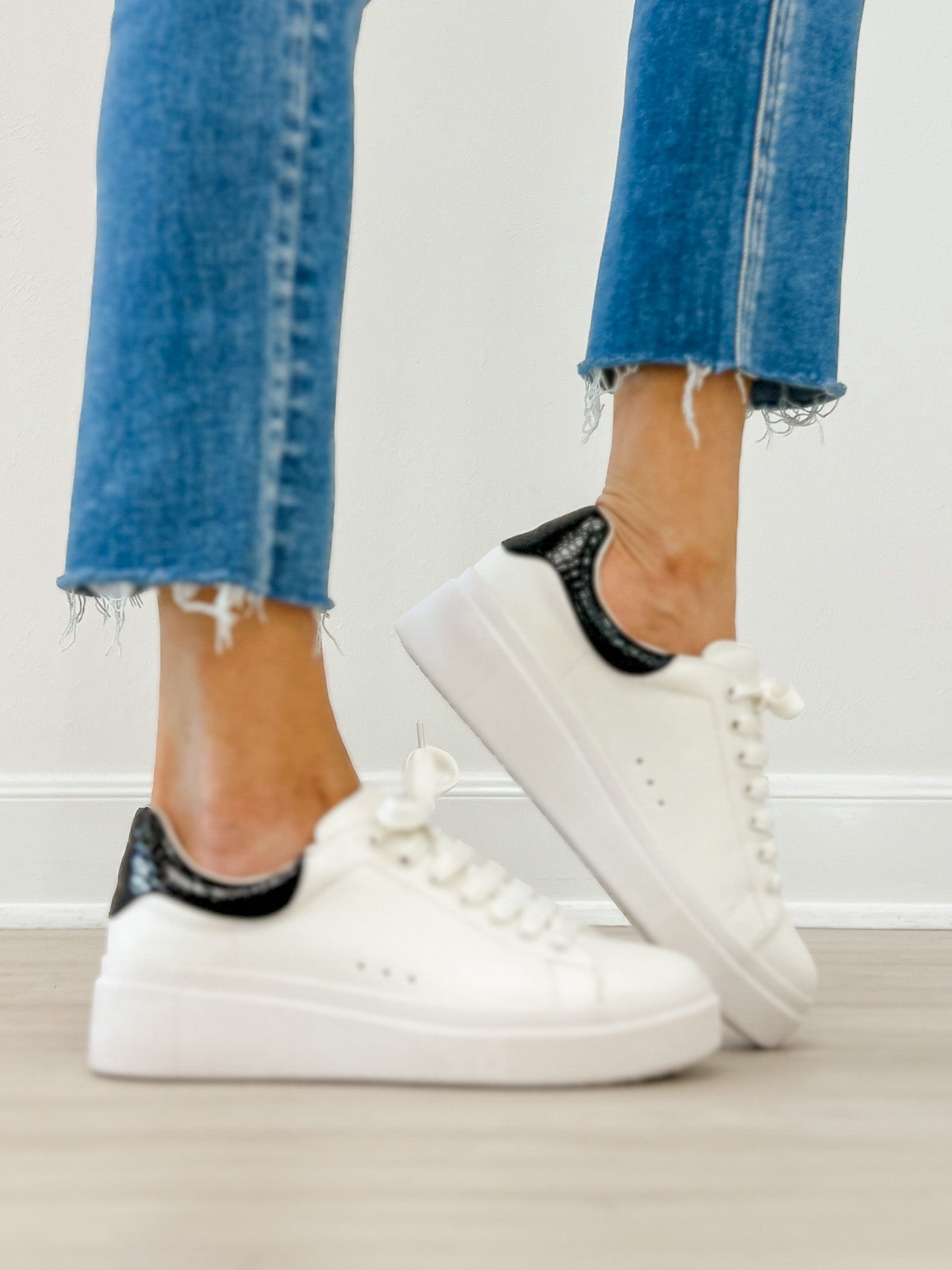 Yellowbox Evodia Sneakers in Black