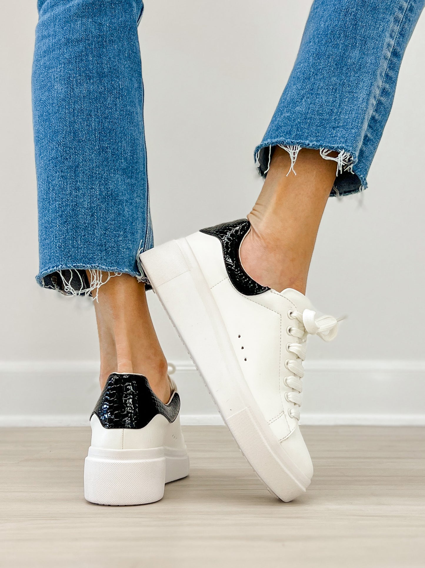 Yellowbox Evodia Sneakers in Black