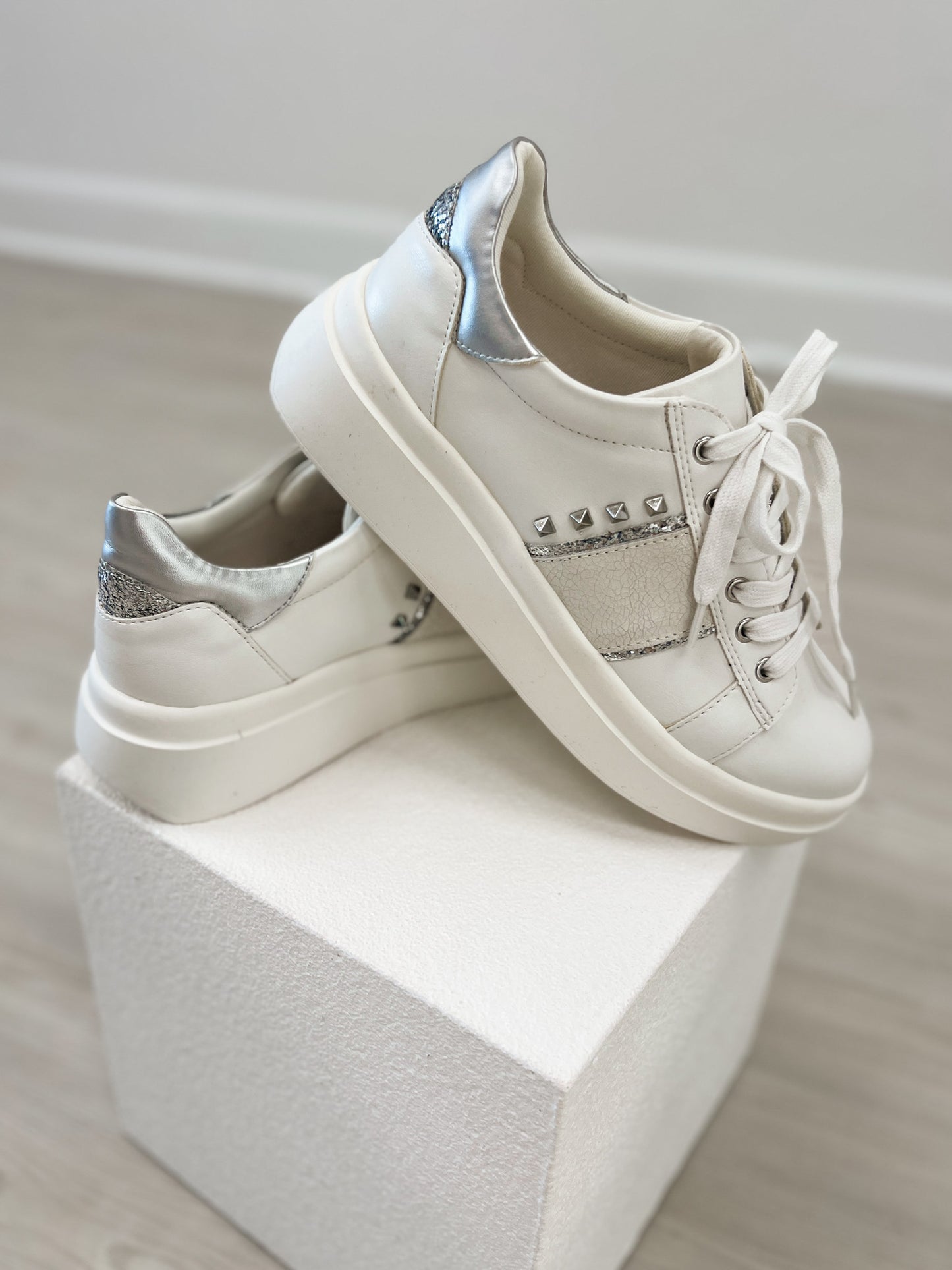 Yellowbox Elvera Sneakers in White