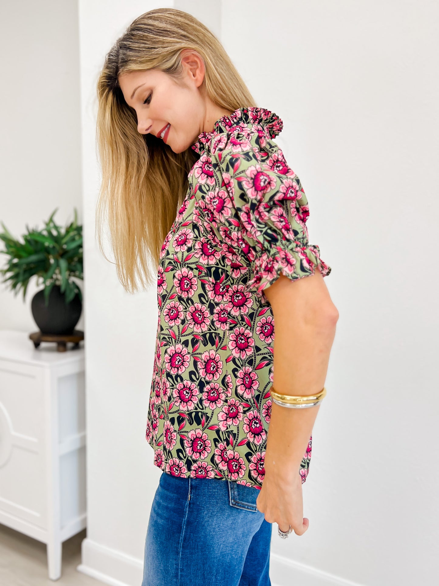 Floral Puff Sleeve Top With a Ruffle Accent Collar