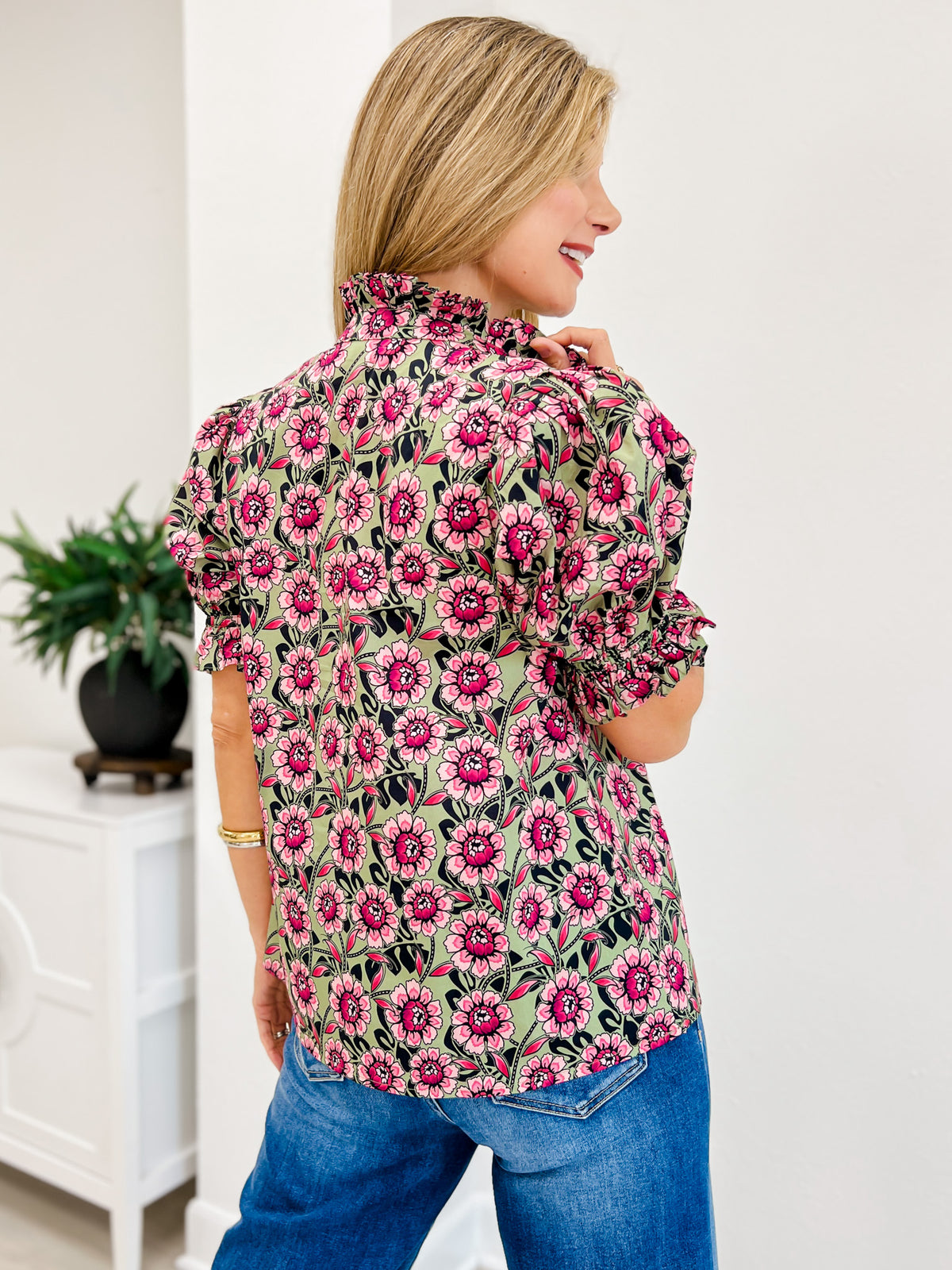 Floral Puff Sleeve Top With a Ruffle Accent Collar