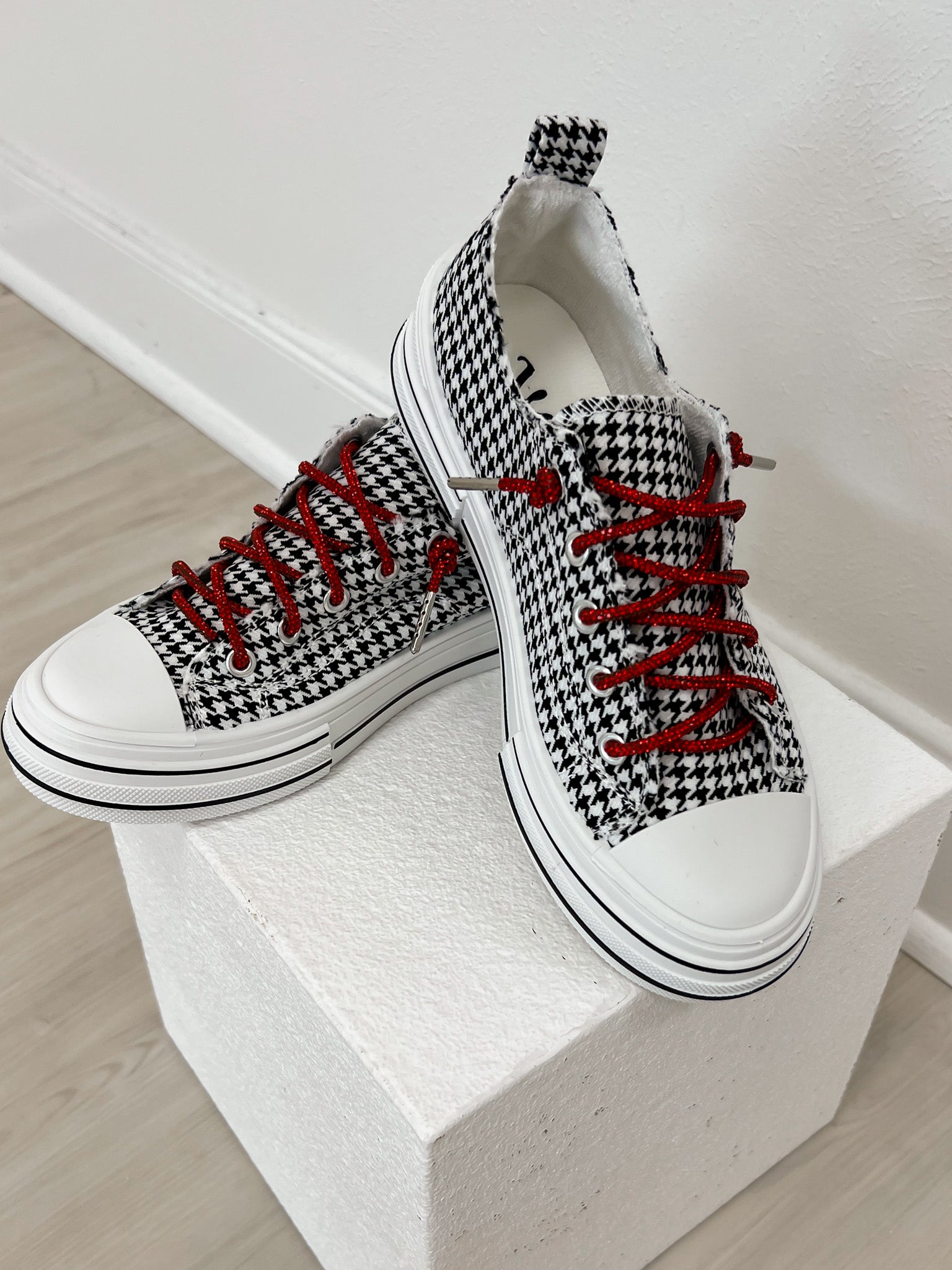 Very G White & Black Checker Aman Tailor