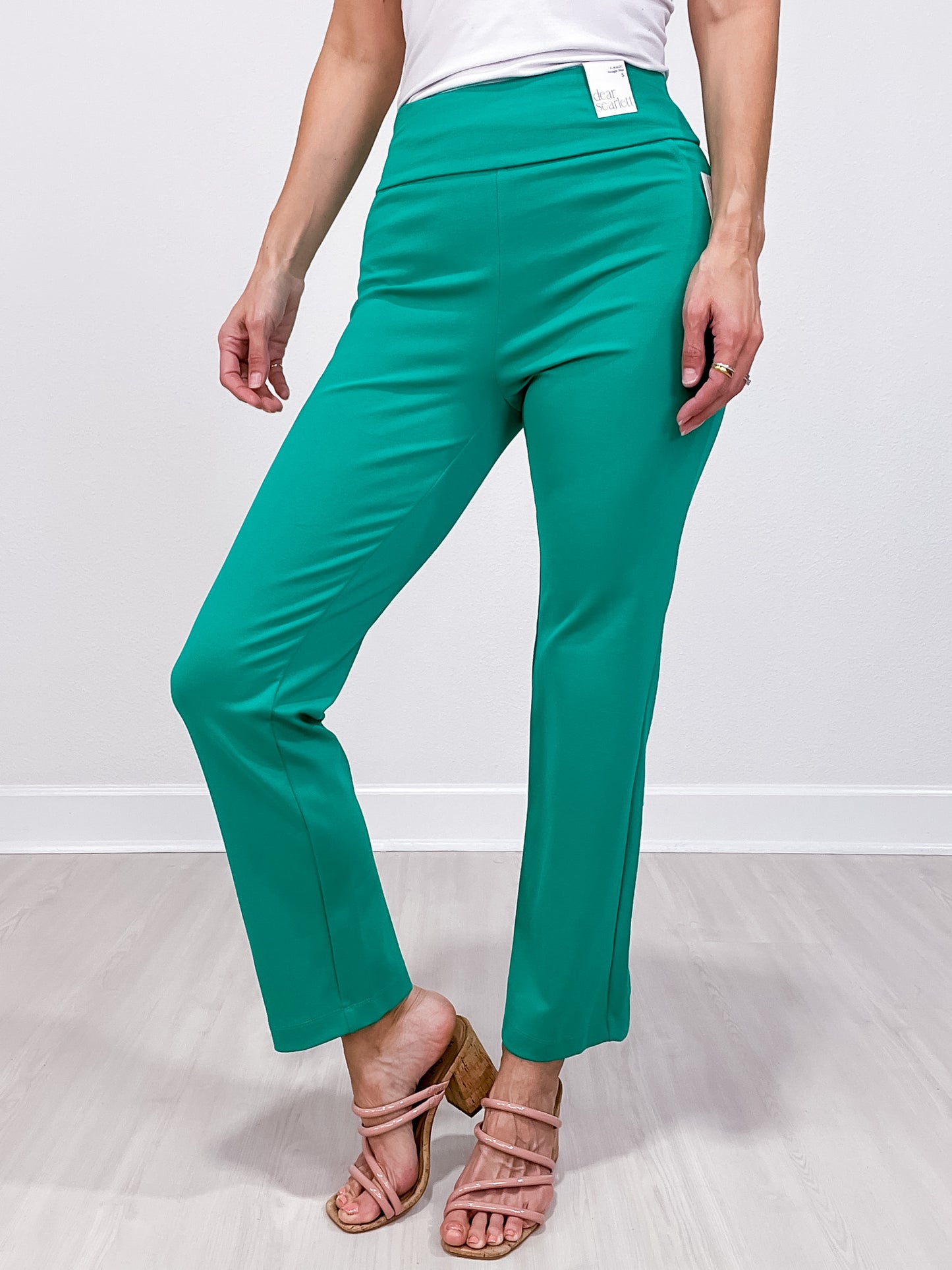 Magic Slim Straight Pants in KELLY GREEN