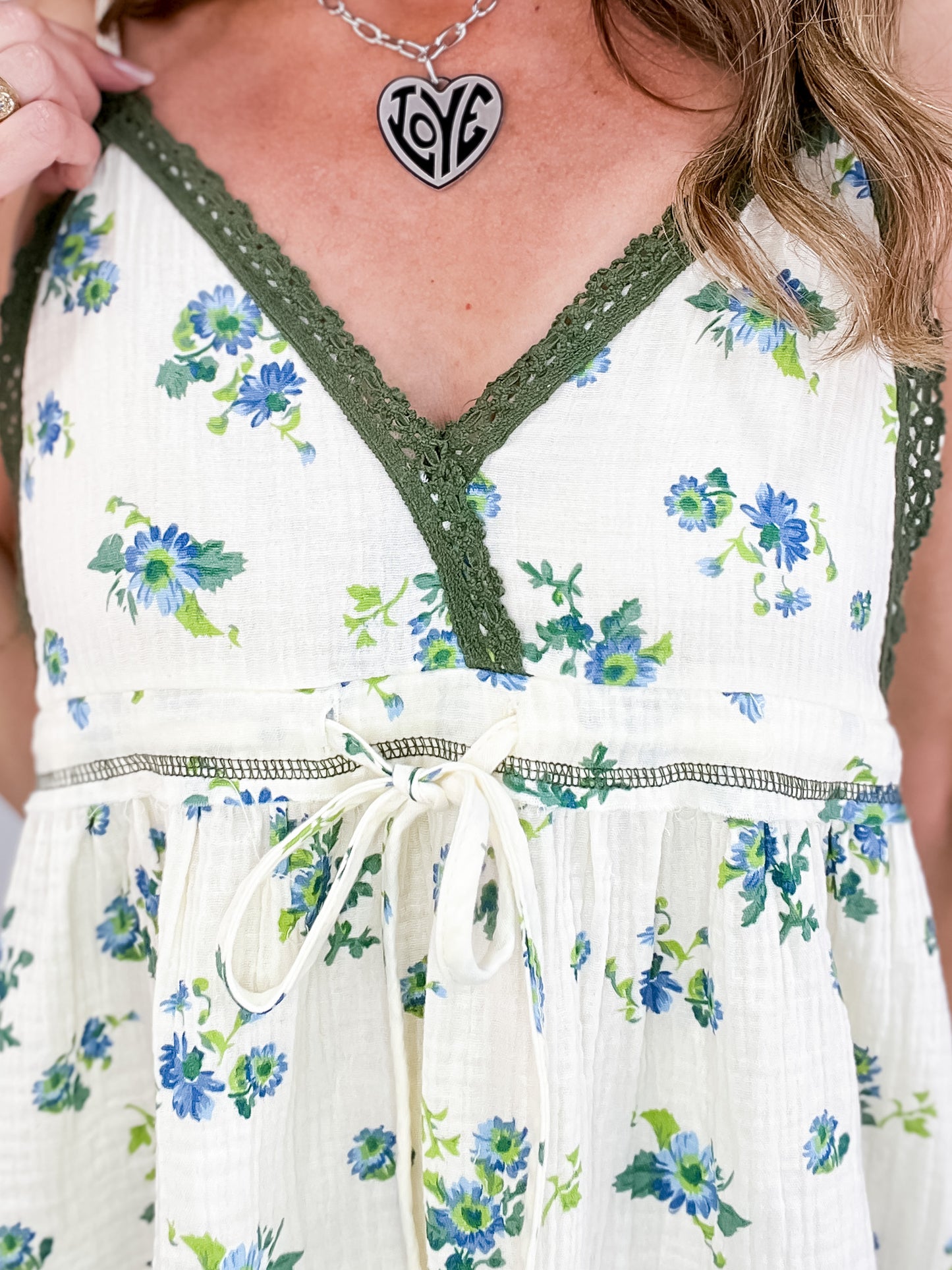V-neck sleeveless double gauze woven floral top