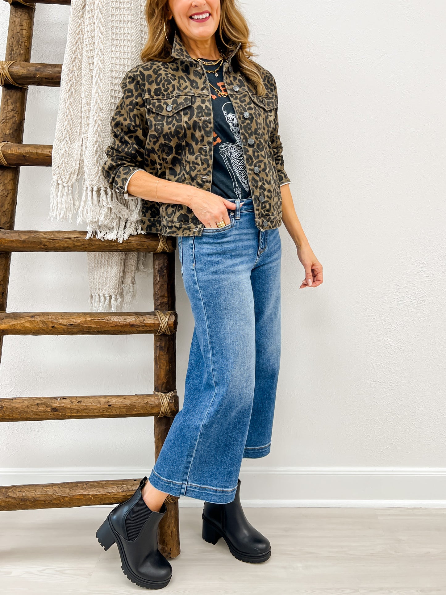 Judy Blue DENIM REVIVAL Mid-Rise Cropped Jeans