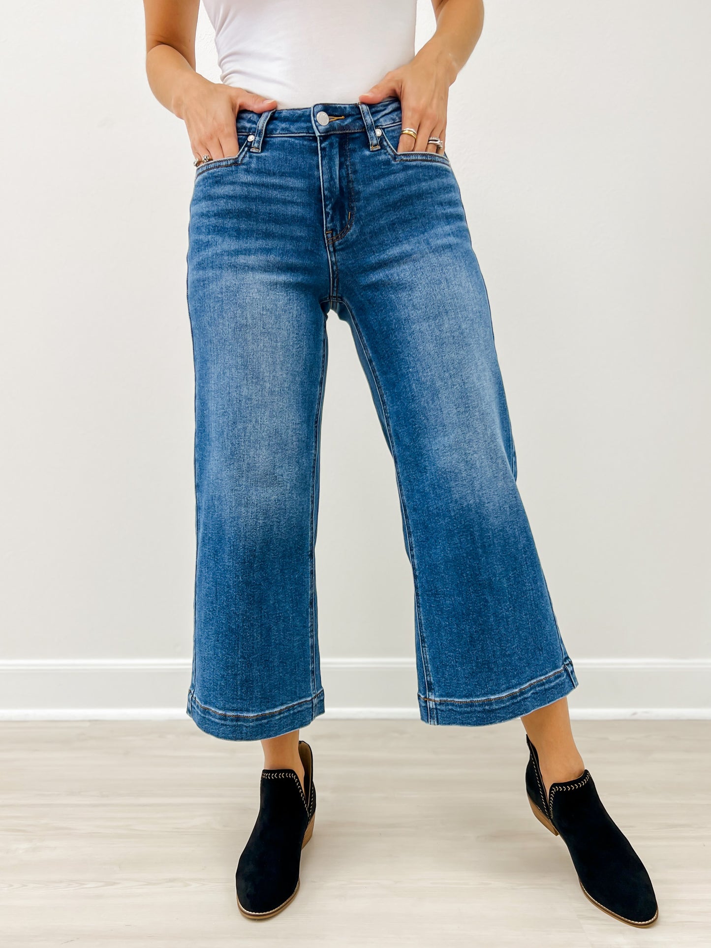 Judy Blue DENIM REVIVAL Mid-Rise Cropped Jeans