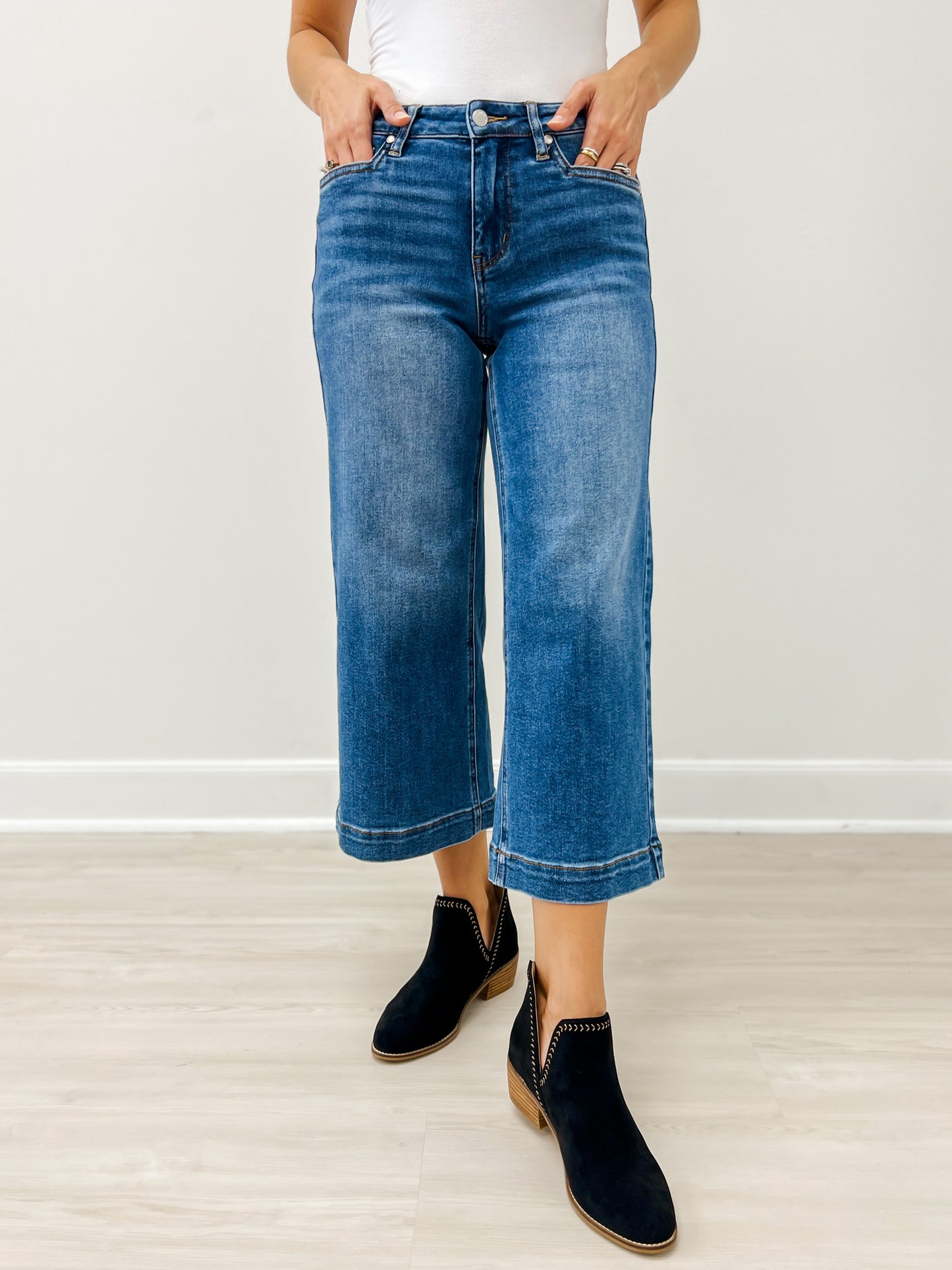 Judy Blue DENIM REVIVAL Mid-Rise Cropped Jeans