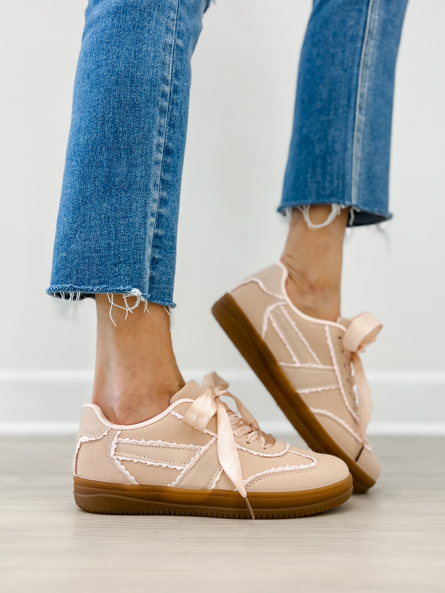 Outwoods Giana-6 Sneakers in Light Pink