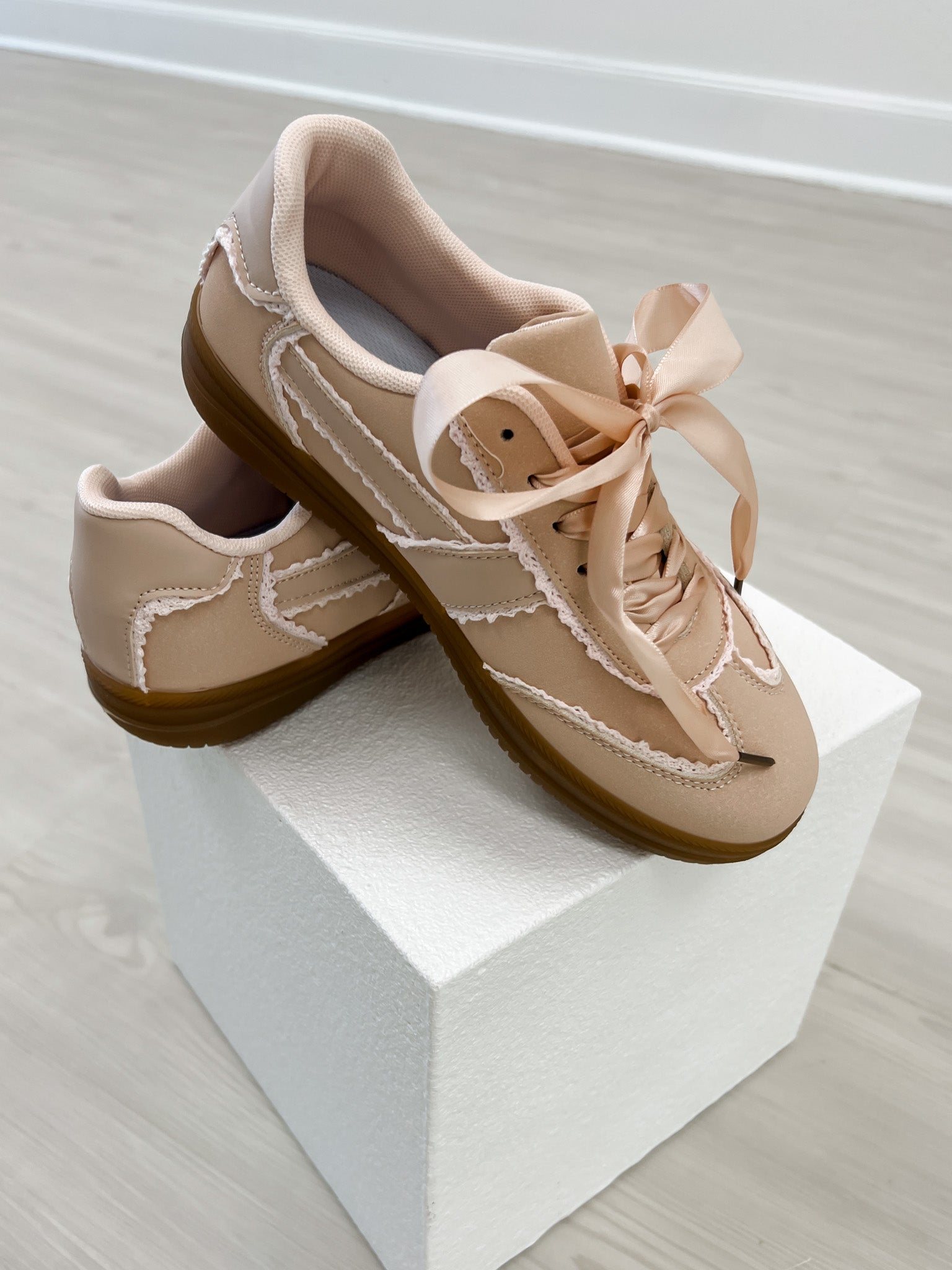 Outwoods Giana-6 Sneakers in Light Pink