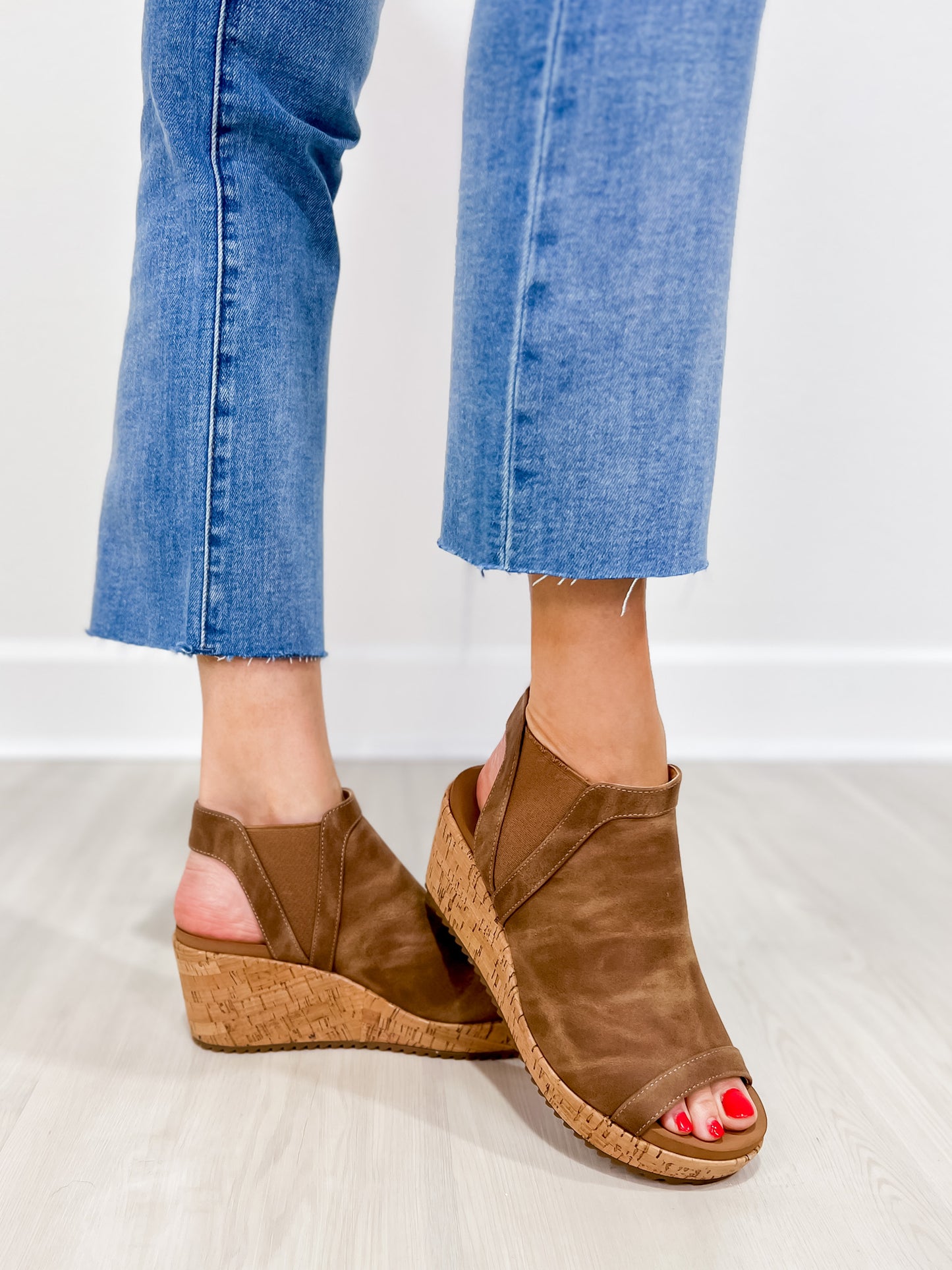 Corkys Easy Now Wedges in Tan Oil PU