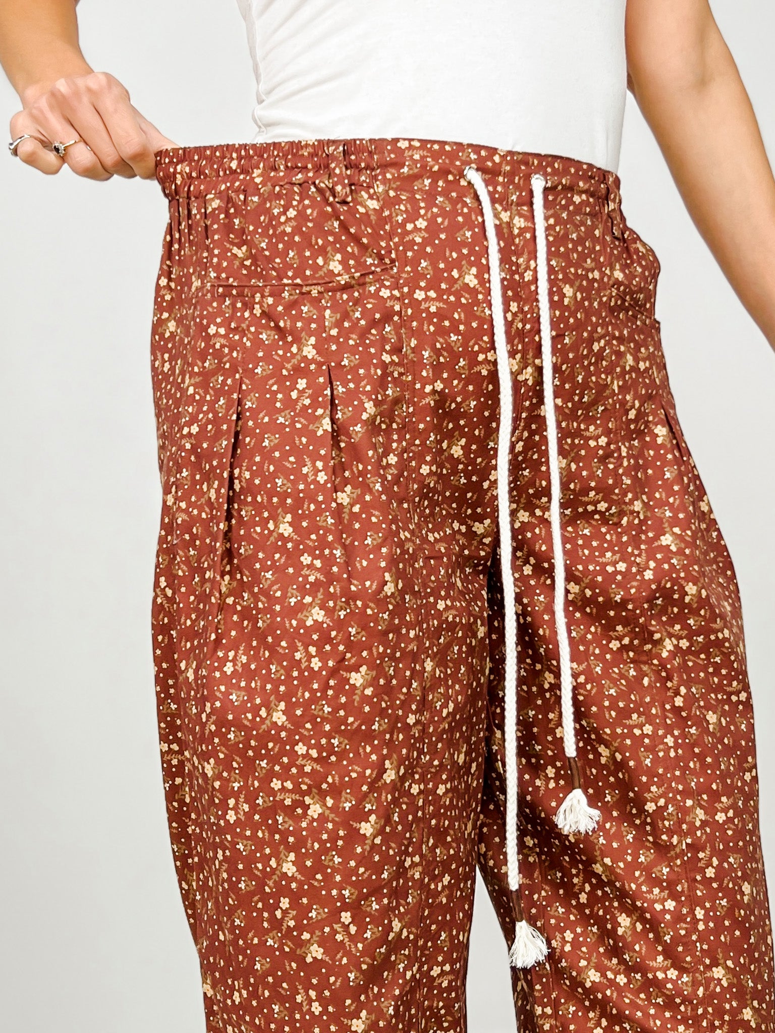 Ditsy Print Drawstring Barrel Leg Loose Pants