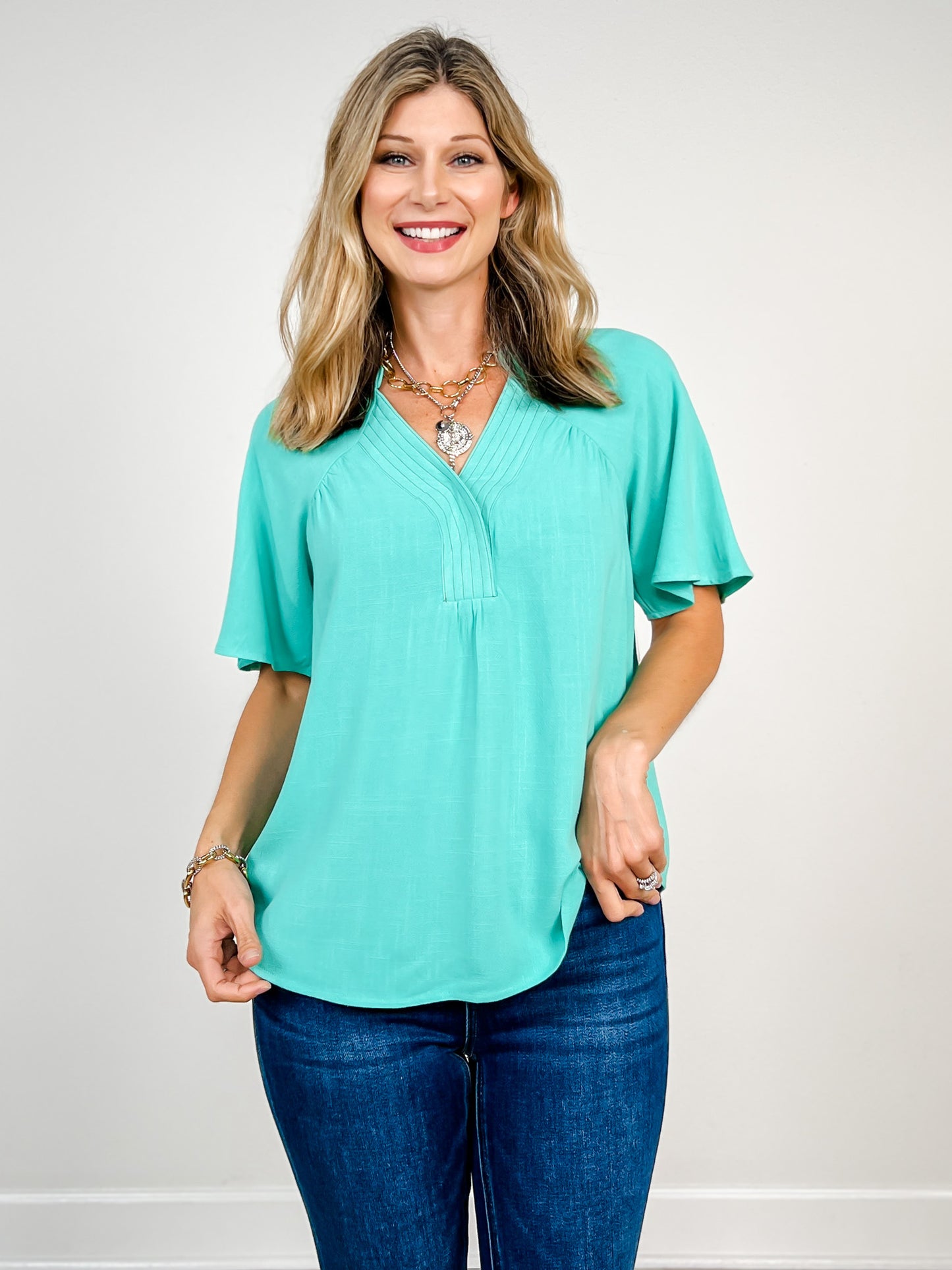 Trapunto Stitching Washed Linen V-Neck Top with Snap Closure