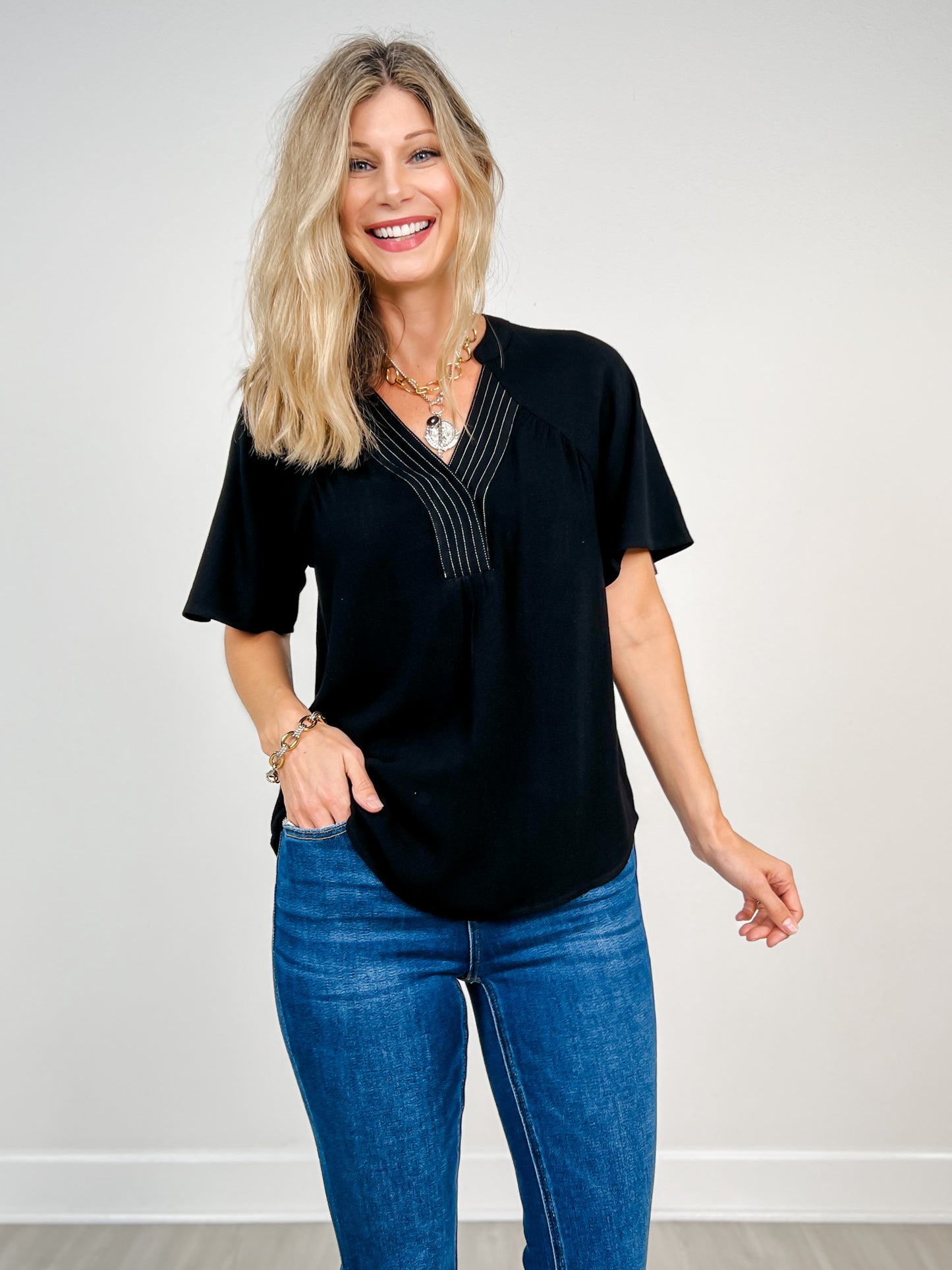 Trapunto Stitching Washed Linen V-Neck Top with Snap Closure