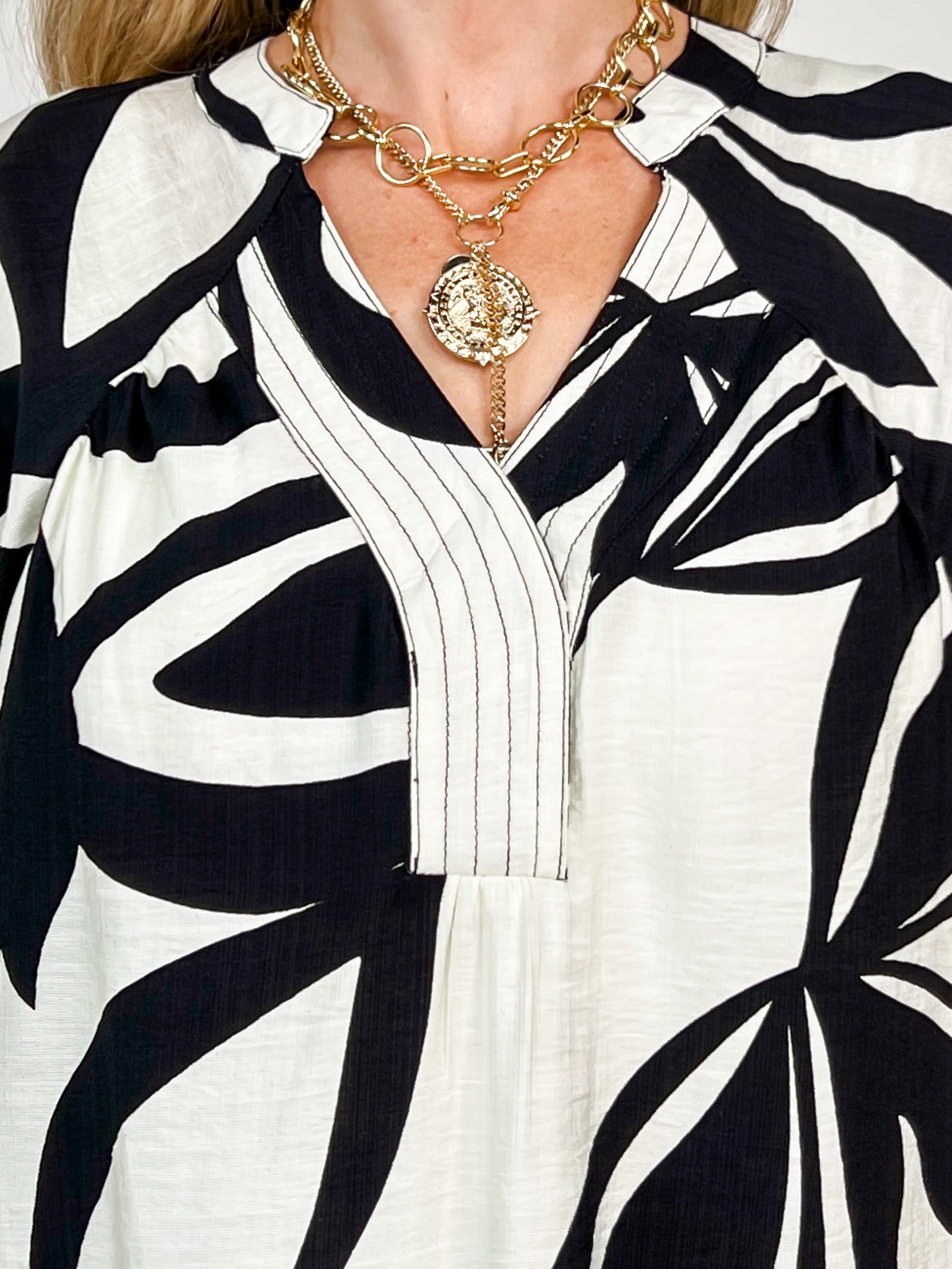 Tropical Print Trapunto Stitching V-Neck Top with Snap Closure