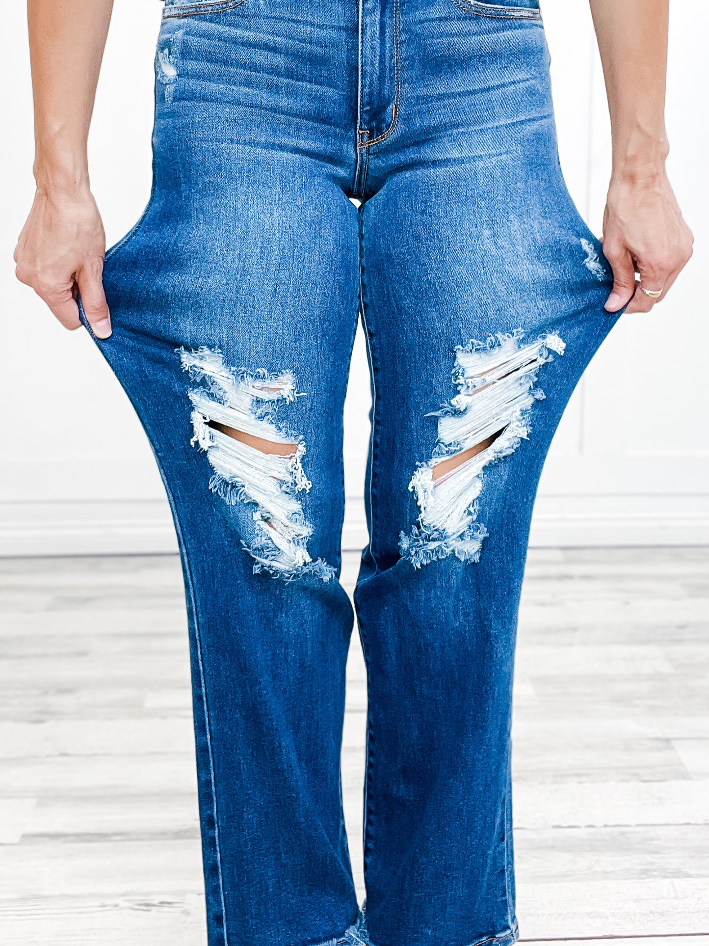 Judy Blue WEEKEND VIBES Mid-Rise Straight Leg Distressed Dad Jean