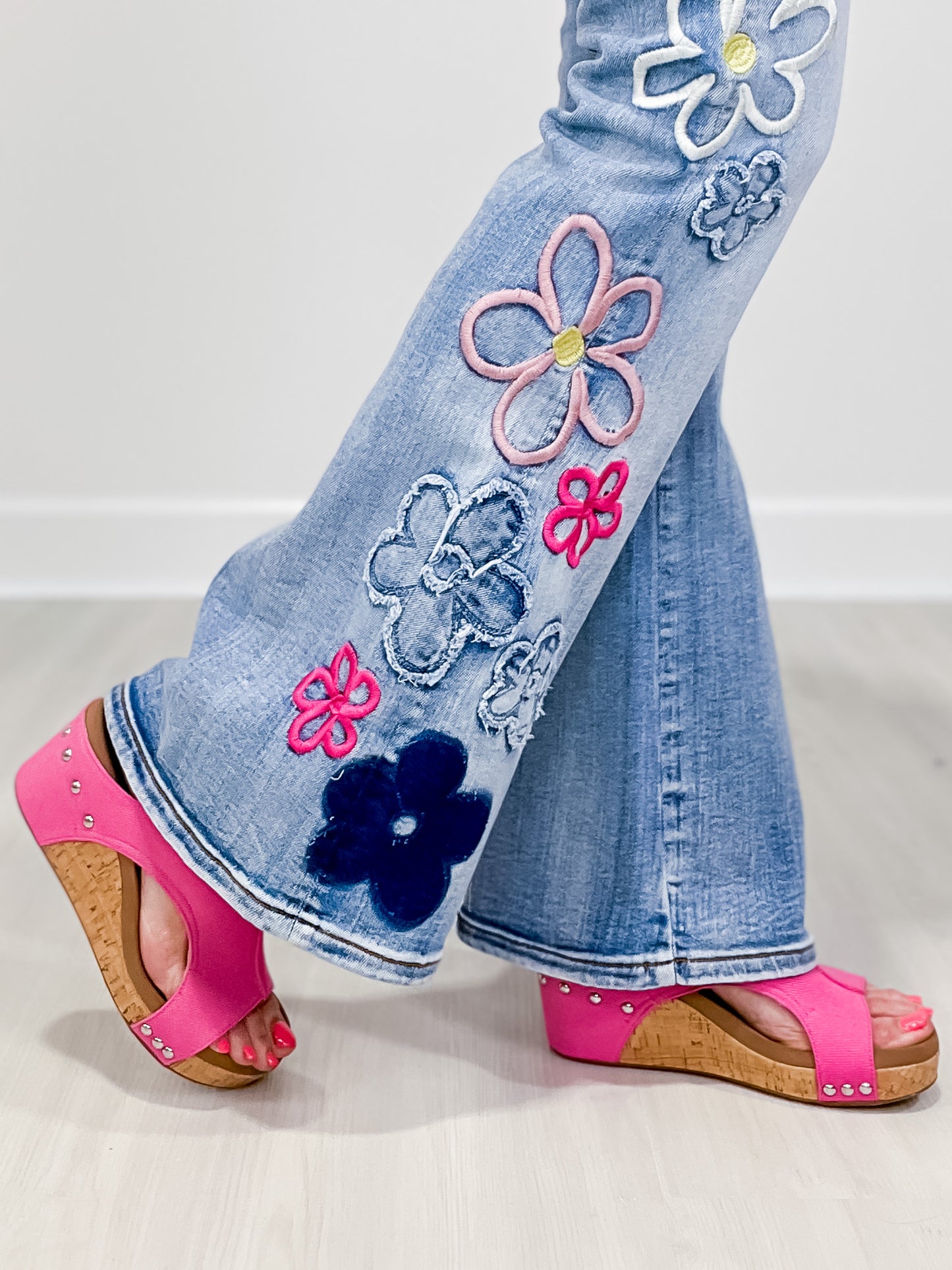 WASHED FLOWER EMBROIDERY DENIM PANTS