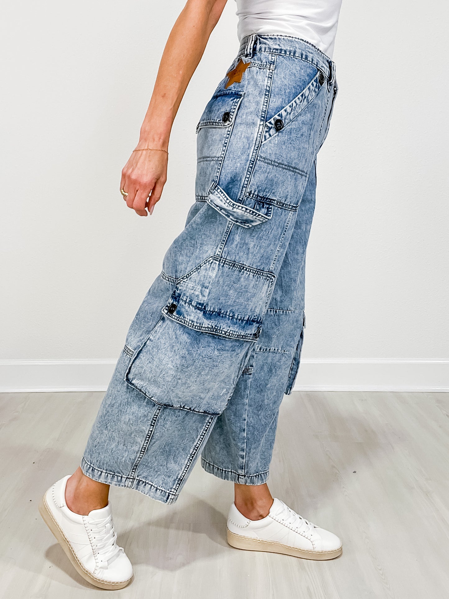 WASHED 3D POCKETS WIDE LEG CARGO DENIM PANTS