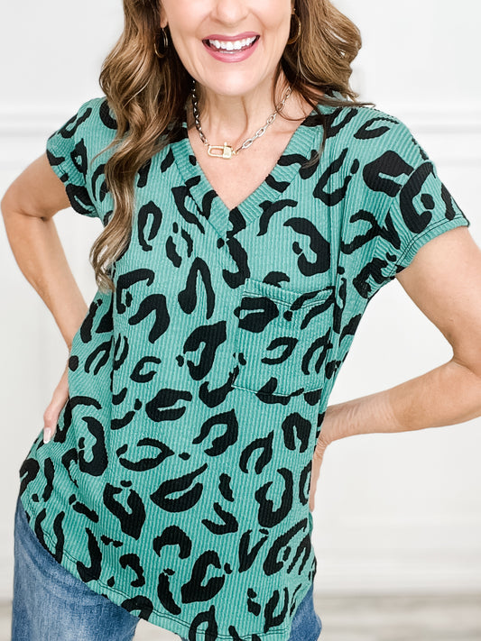 RAISED RIB PRINT V NECK TEE