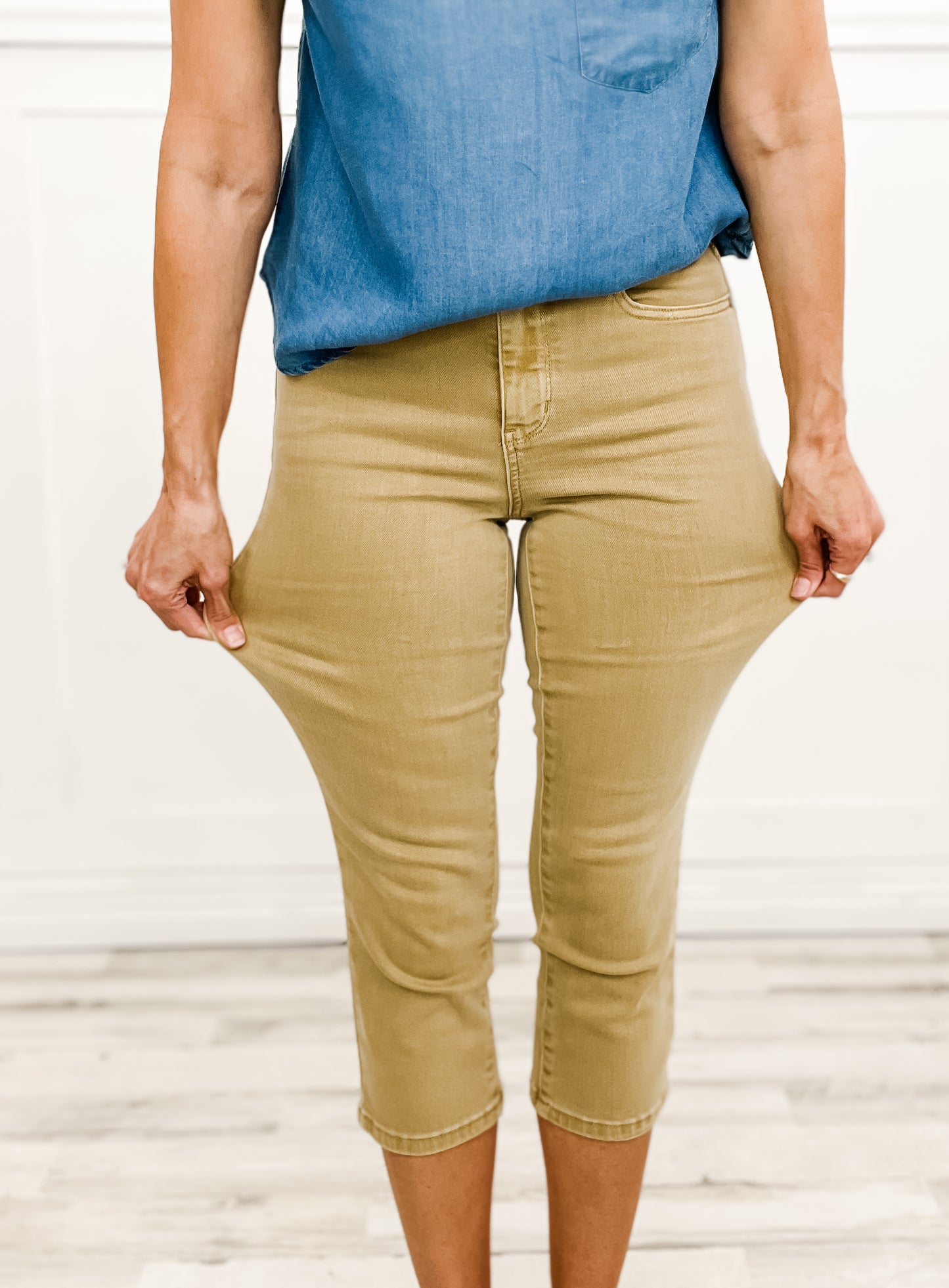 Judy Blue Mid Rise Khaki Capri Jean