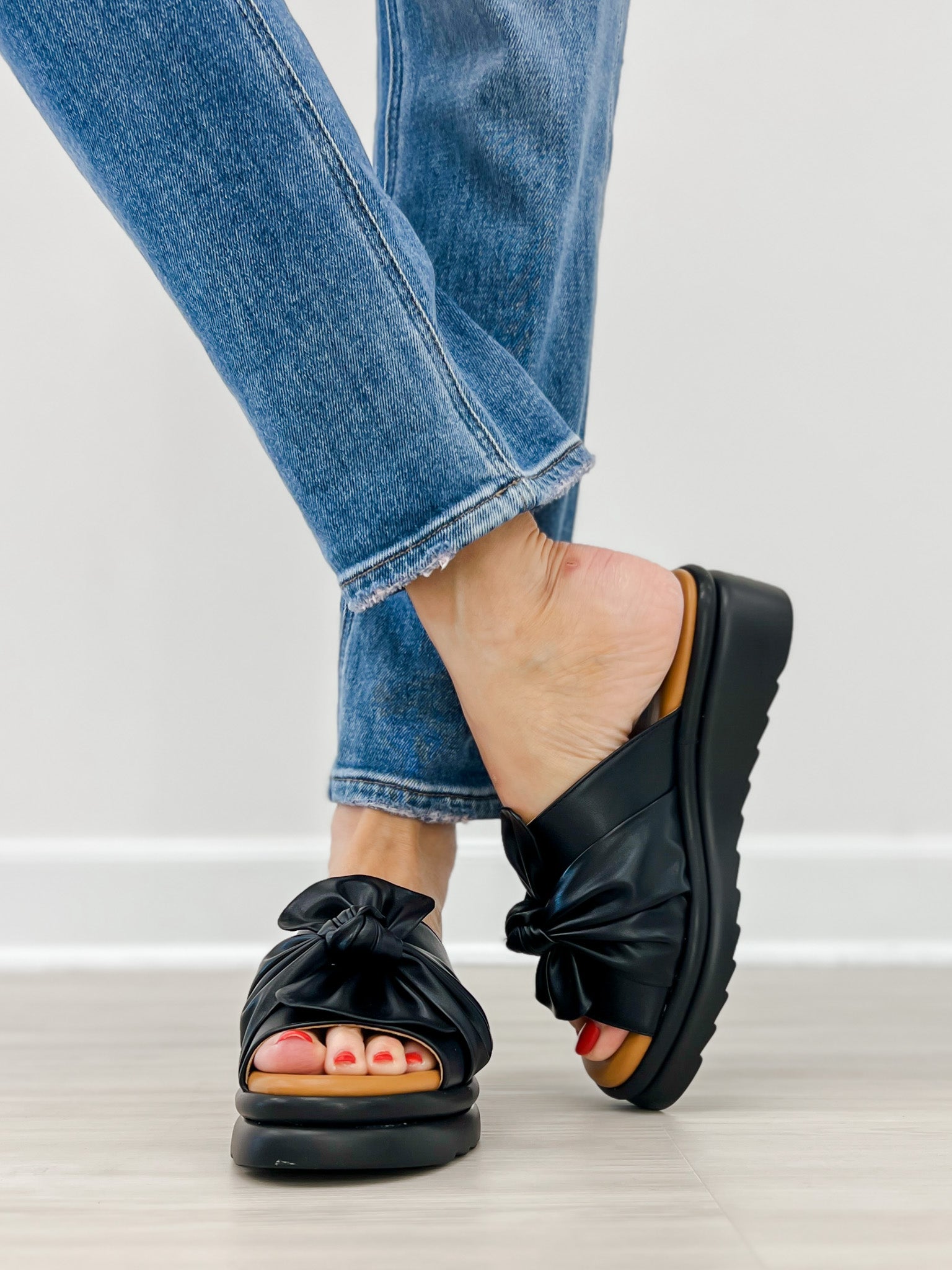 Good Choice Harlow Bow Wedge Sandals in Black